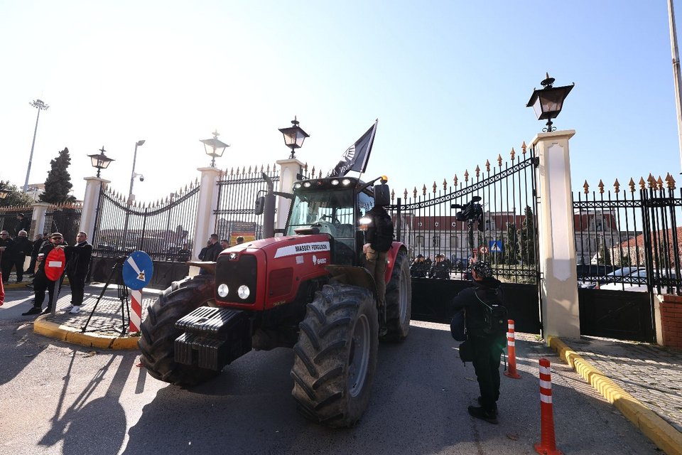 Μπήκαν στη Θεσσαλονίκη με τα τρακτέρ οι αγρότες -Εστησαν μπλόκο έξω από το λιμάνι