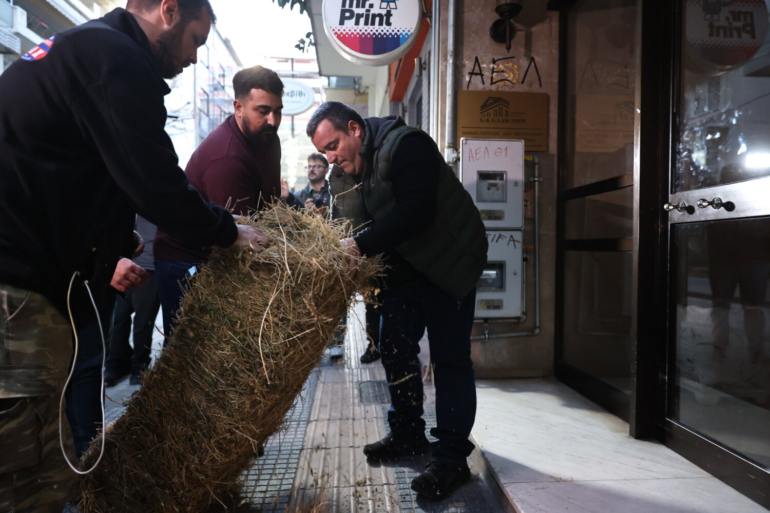 Διαμαρτυρία αγροτών έξω από τα γραφείατων τριών κυβερνητικών βουλευτών στη Λάρισα