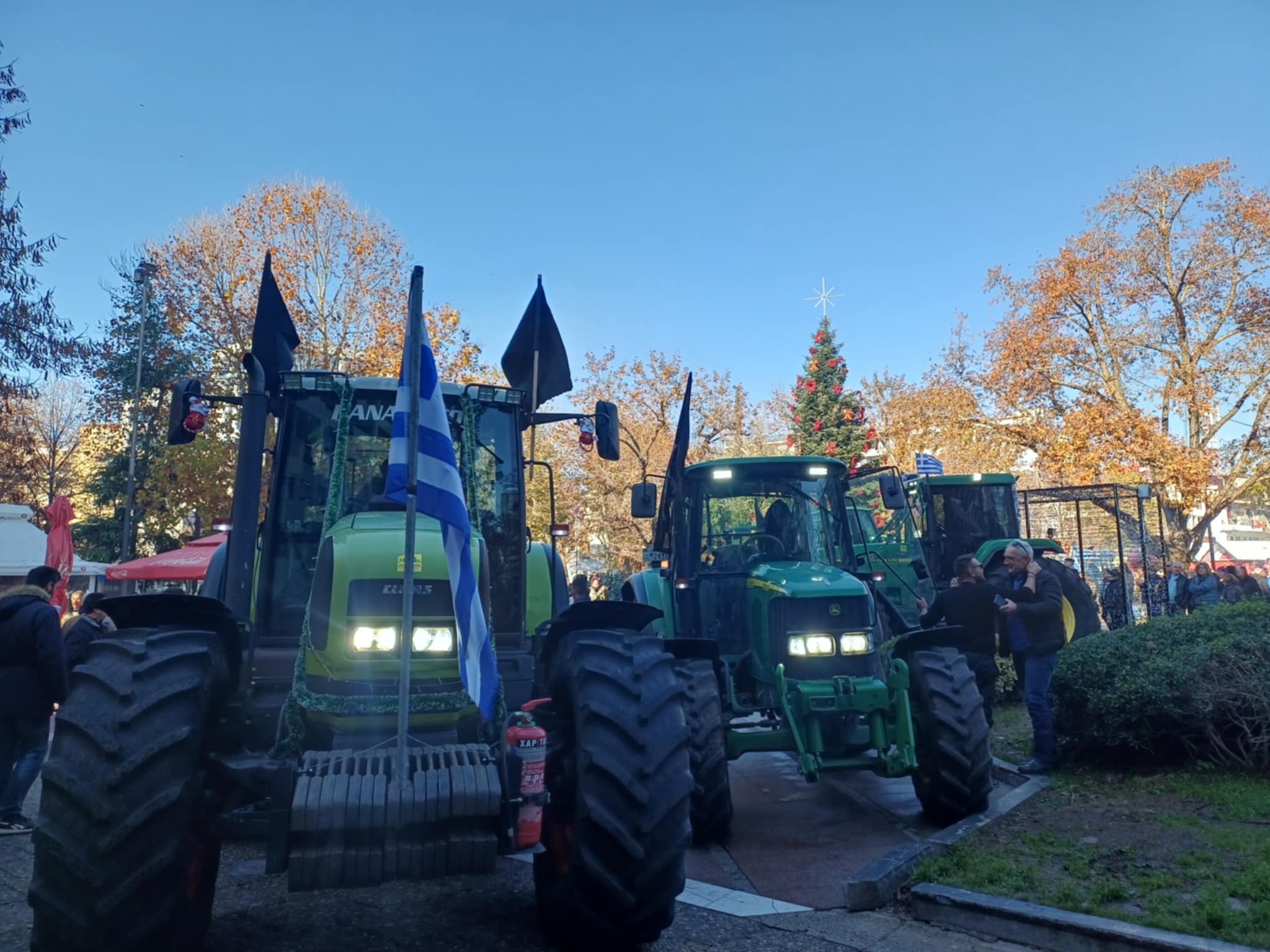 Τρακτερ και αγρότες πολιορκούν το κέντρο της Λάρισας- συλαλητήριο αλληλεγγύης στους τρεις αγρότες που δικάζονται (ΦΩΤΟ+video