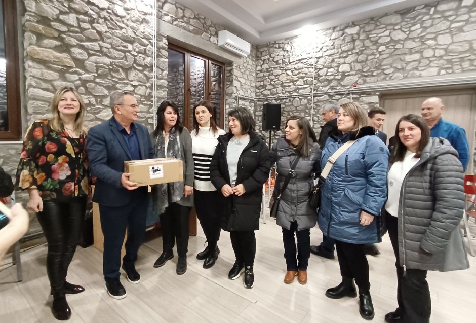 Παράδοση - παραλαβή Αυτόματων Εξωτερικών Απινιδωτών σε σχολικές μονάδες του Δήμου Ελασσόνας από την περιφέρεια