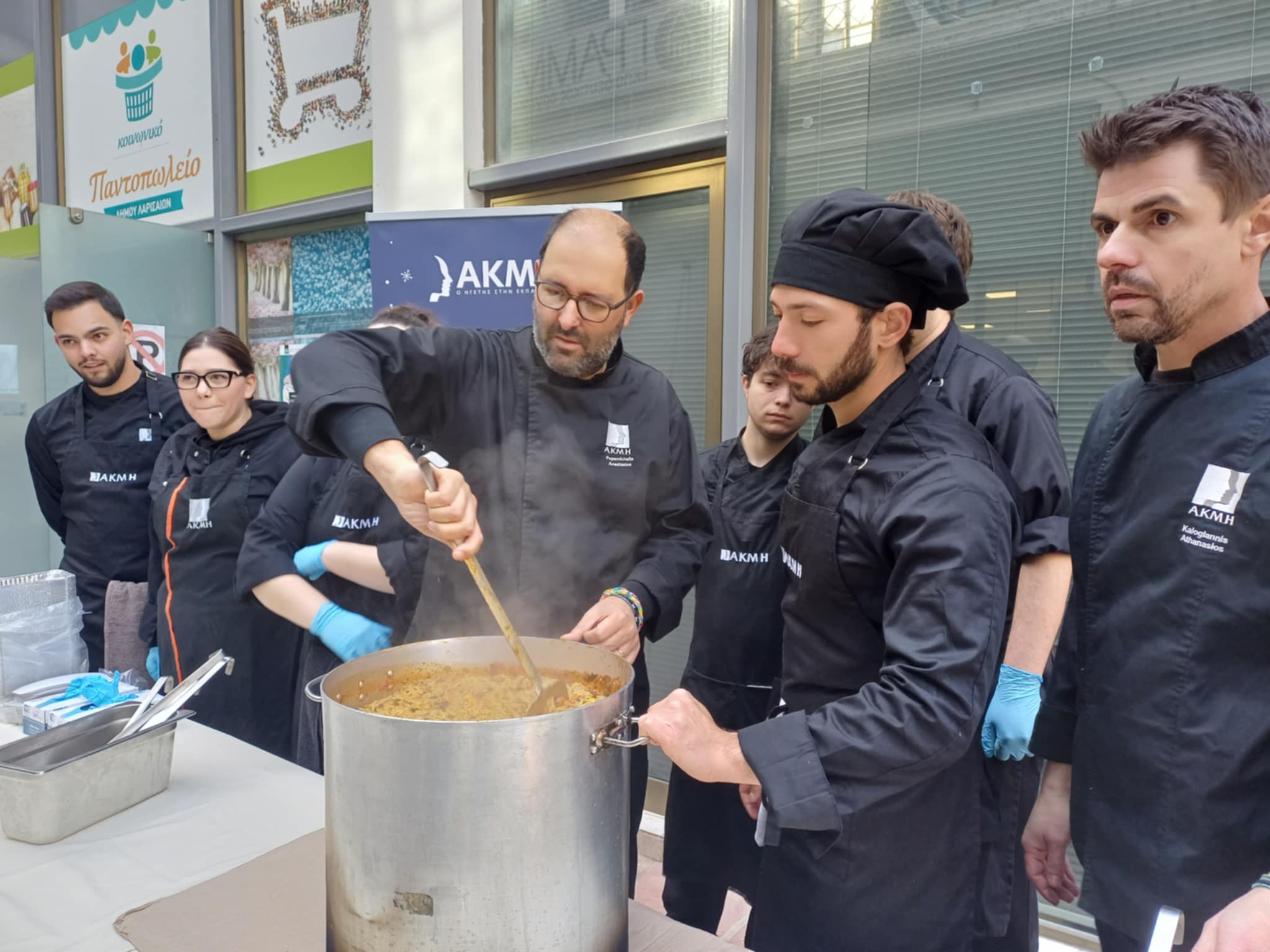 Ξεκίνησε η διανομή του χριστουγεννιάτικου πακέτου του Κοινωνικού Παντοπωλείου του Δήμου Λαρισαίων (ΦΩΤΟ)