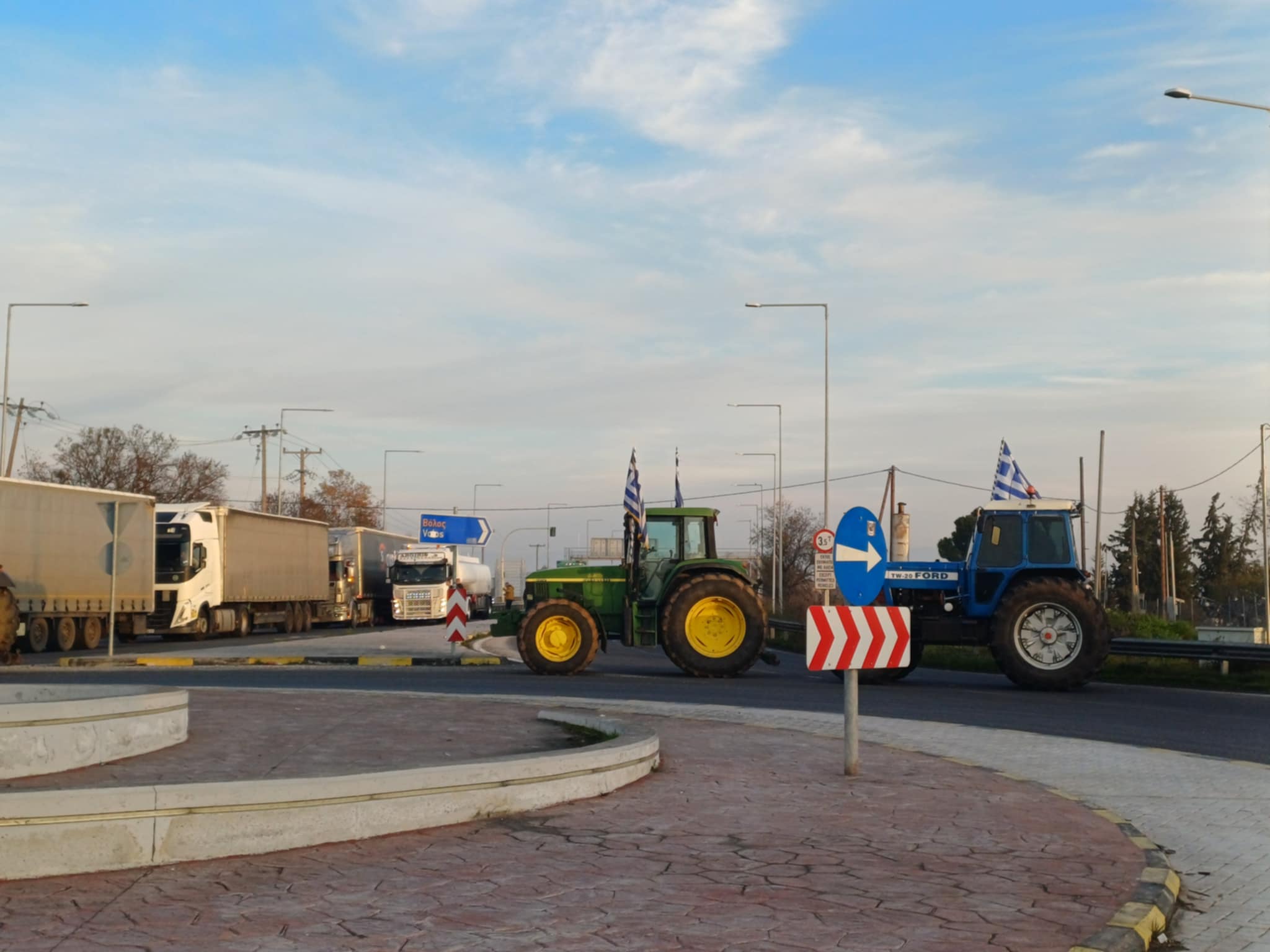 Έκλεισαν στον Πλατύκαμπο και την παλιά ΕΟ Λάρισας- Βόλου οι αγρότες (ΦΩΤΟ+video)