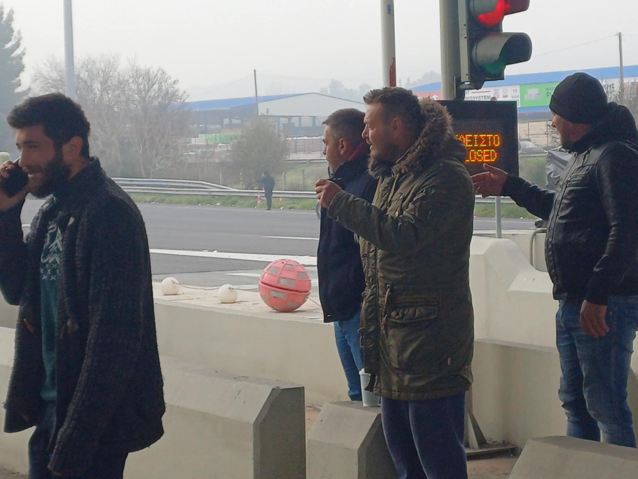 Άνοιξαν τις μπάρες των διοδίων στο Μακρυχώρι οι αγρότες του μπλόκου της Νίκαιας (ΦΩΤΟ)