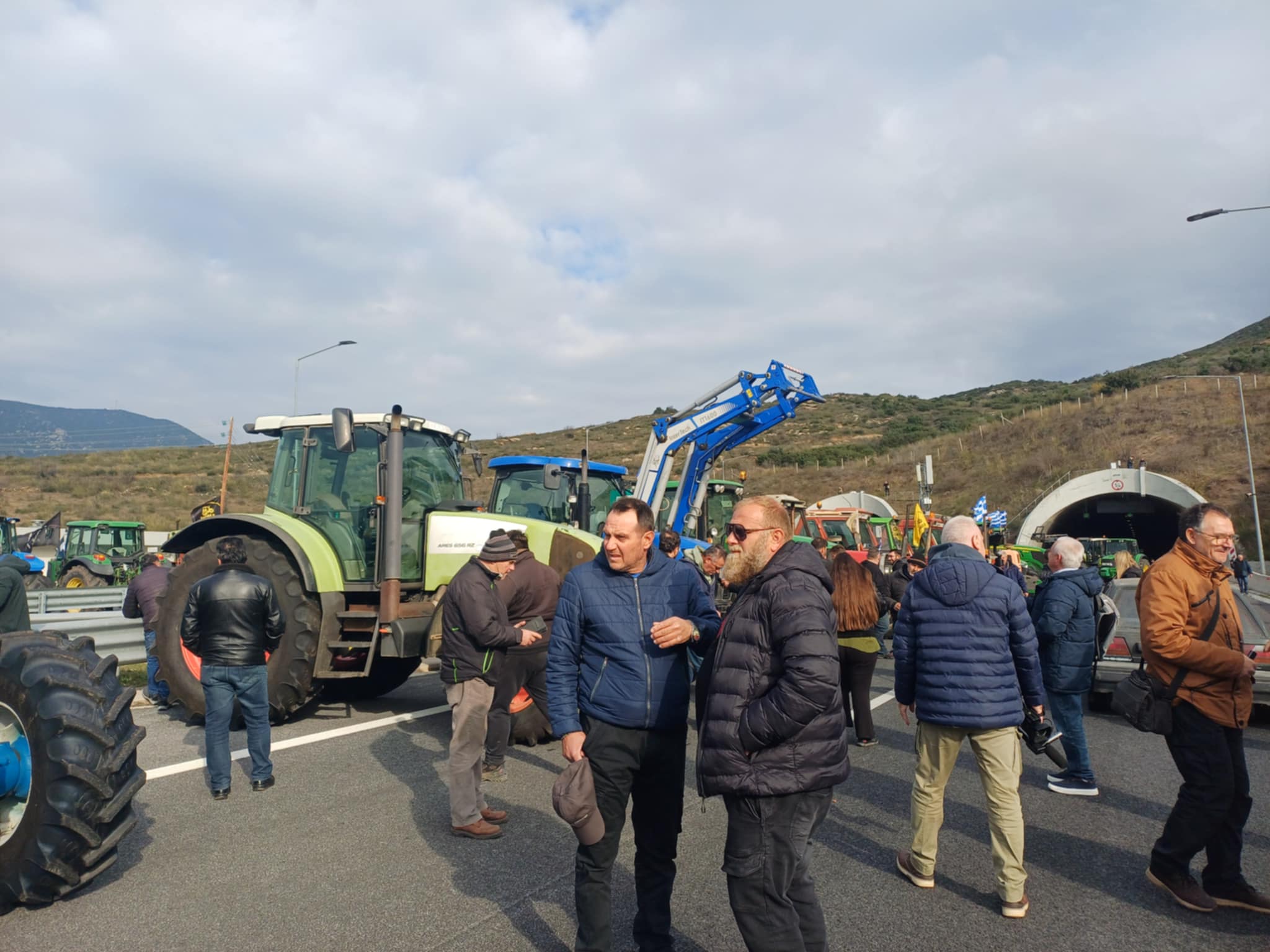 «Έκοψαν την Ελλάδα στα δύο»οι αγρότες που απέκλεισαν το μεσημέρι τις σήραγγες των Τεμπών (ΦΩΤΟ+video)