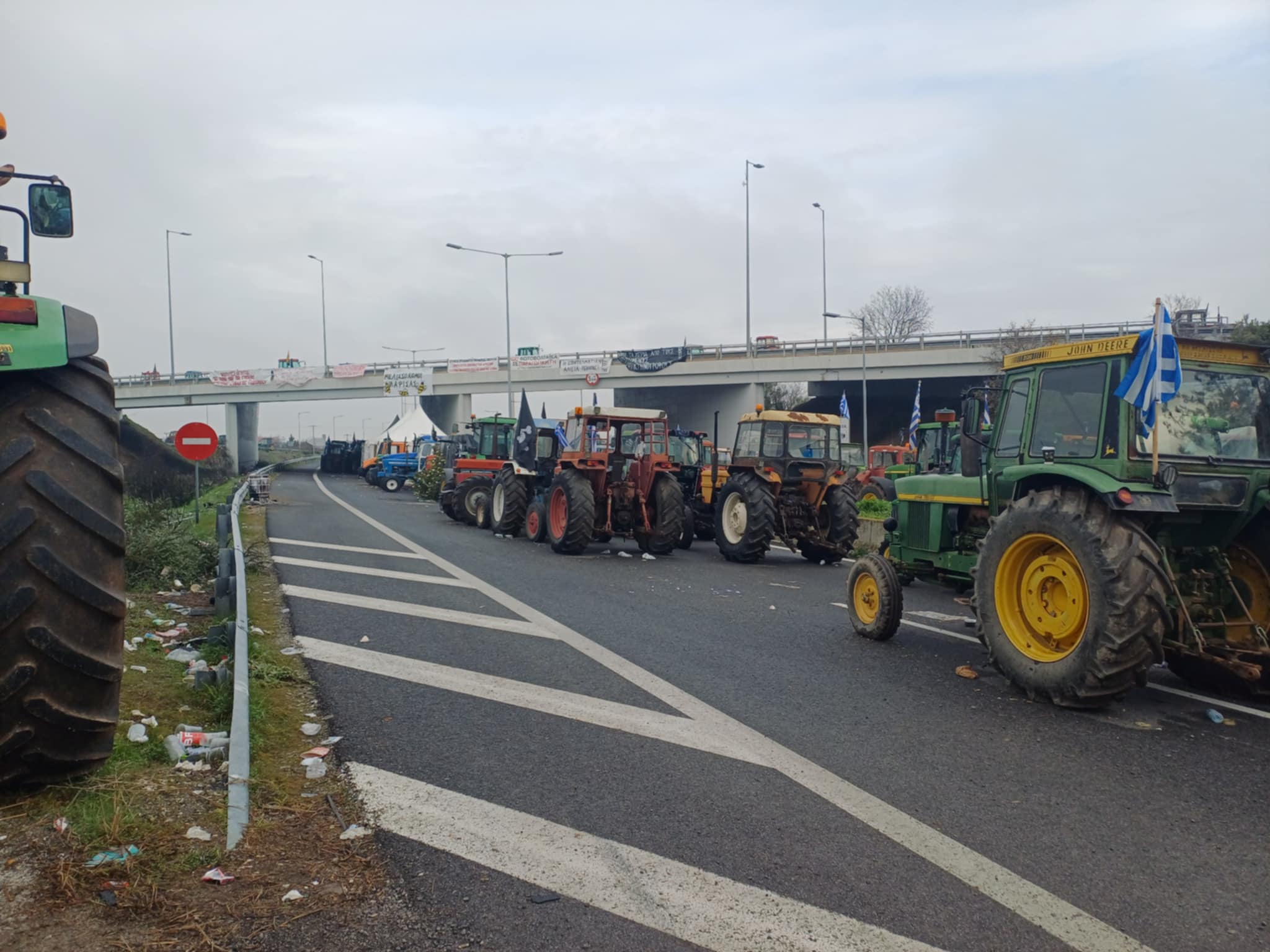 Κόντρα αστυνομίας αγροτών στο μπλόκο Νίκαιας για την ασφαλεια στη διέλευση των οχημάτων (ΦΩΤΟ)