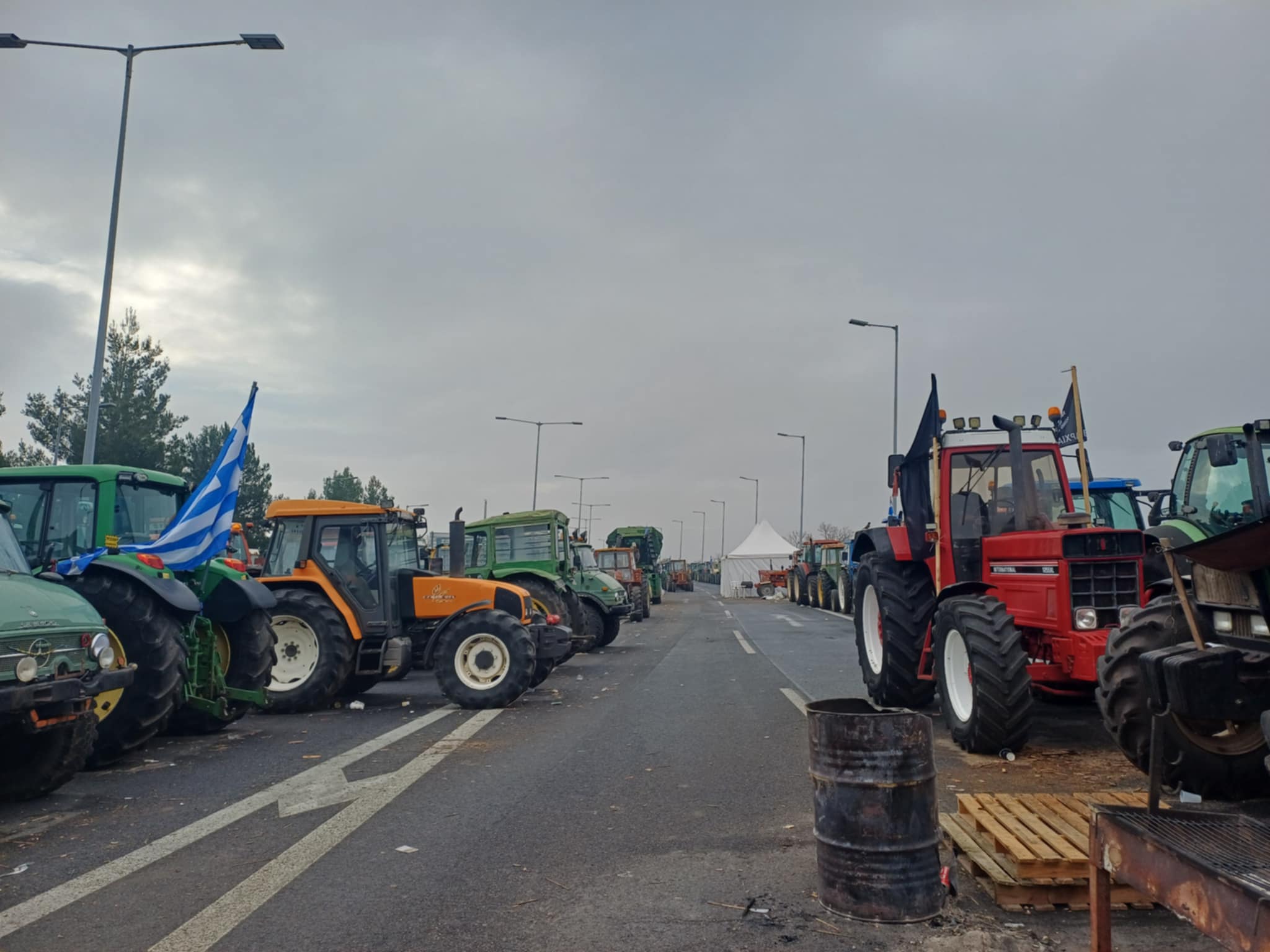 Ανοίγουν δύο λωρίδες κυκλοφορίας σε Ριτσώνα, Κάστρο Βοιωτίας και Αμφίκλεια -ουρά χιλιομέτρωνκαι στον Πλατύκαμπο (video)