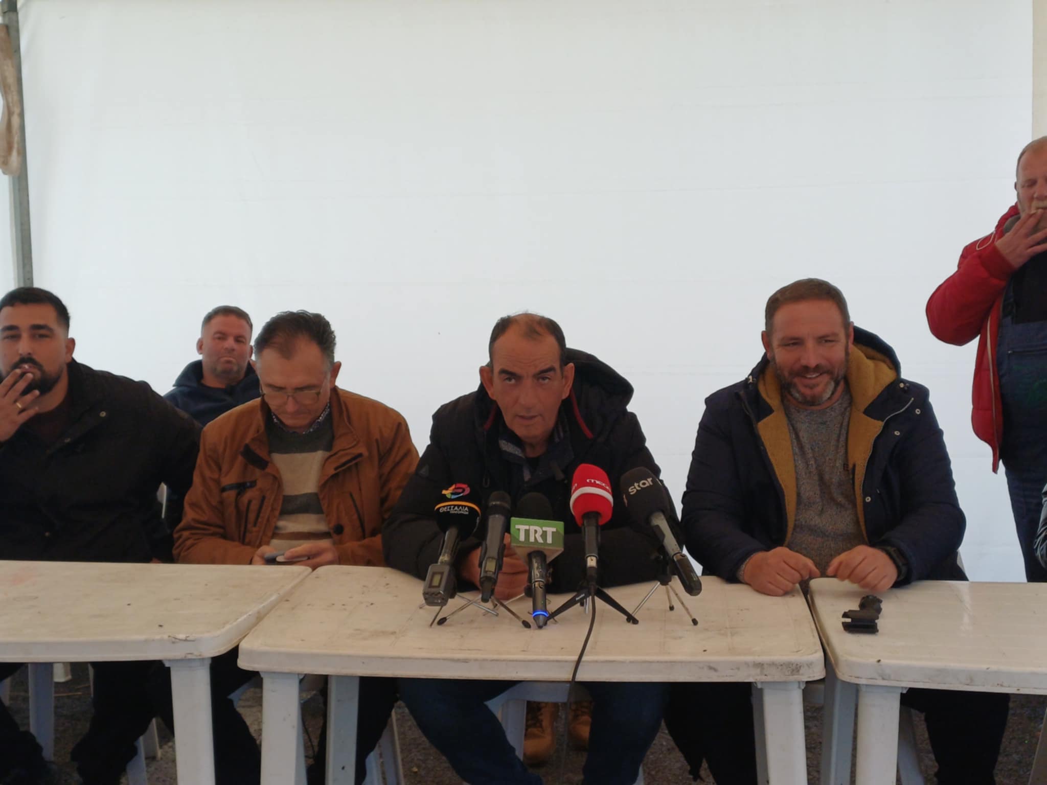 Οργή στη σύσκεψη του μπλόκου της Νίκαιας για την τοποθέτηση στηθαίων- νέο μποτιλιάρισμα στην Εθνική (ΦΩΤΟ+video)