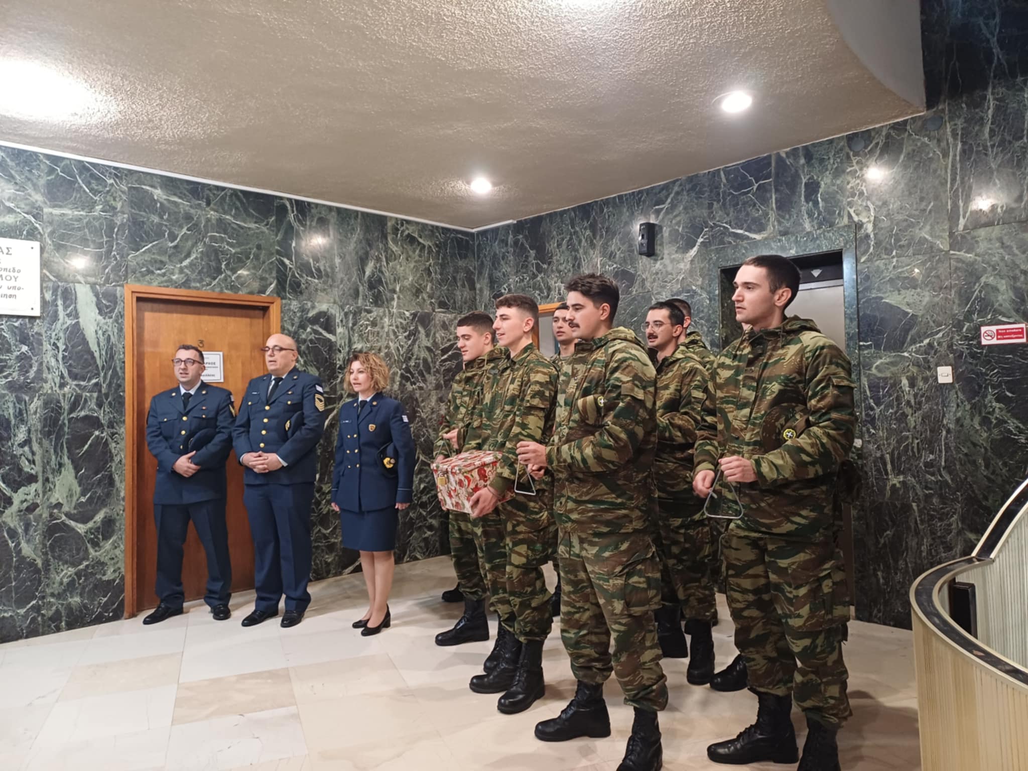 Τα κάλαντα στον δήμαρχο Λαρισαίων  από τη χορωδία Τάγματος της 1ης Στρατιάς (ΦΩΤΟ+video)