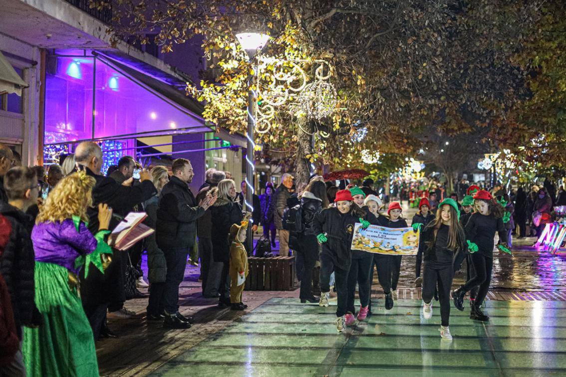 Βελεστίνο: Πλήθος κόσμου συμμετείχε στη μεγάλη χριστουγεννιάτικη παρέλαση