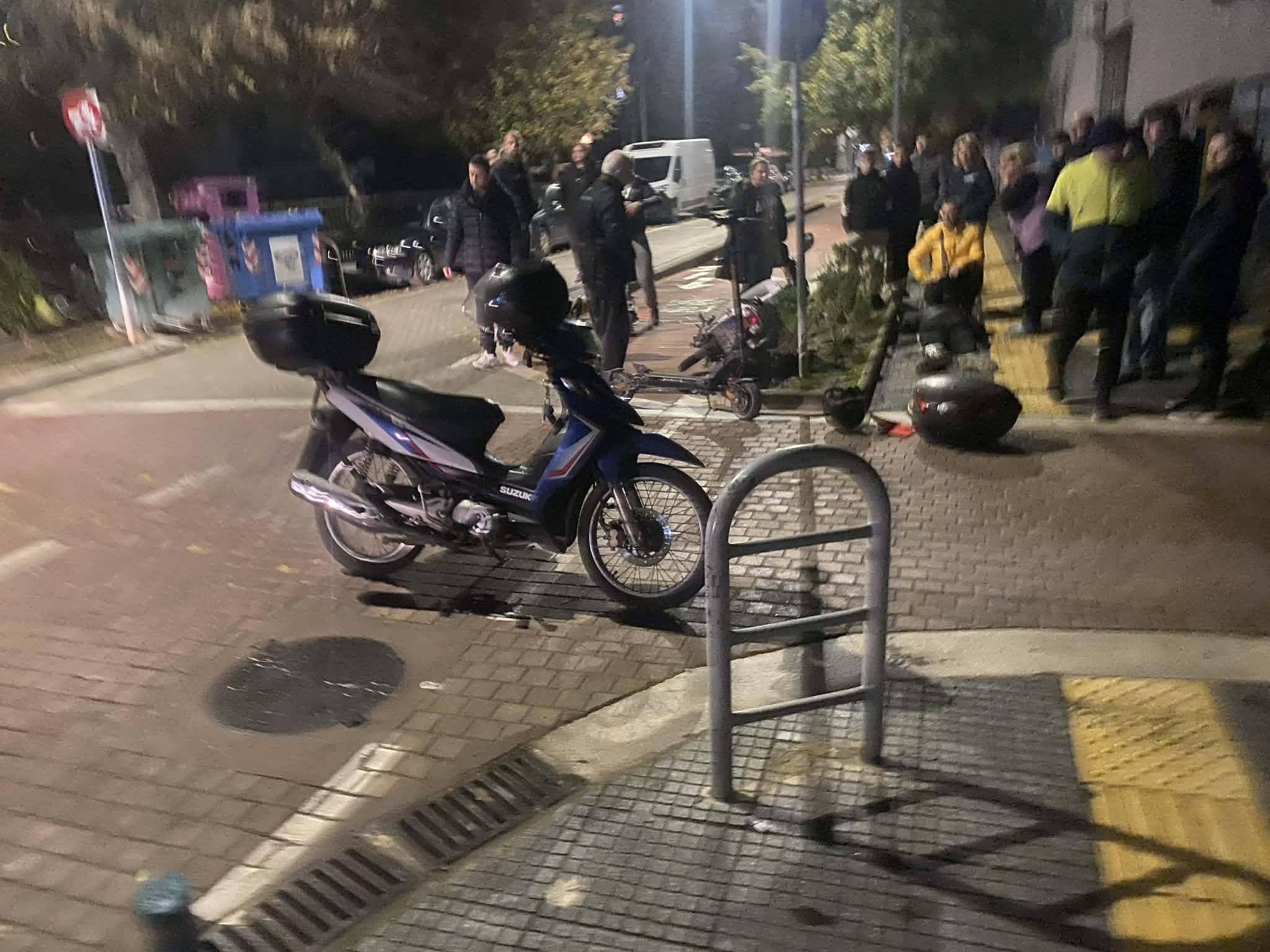 Λάρισα: Τραυματίστηκε  νεαρός με πατίνι στο κεφάλι έπειτα από σύγκρουση με μηχανάκι στην Ιουστιιανού (ΦΩΤΟ)