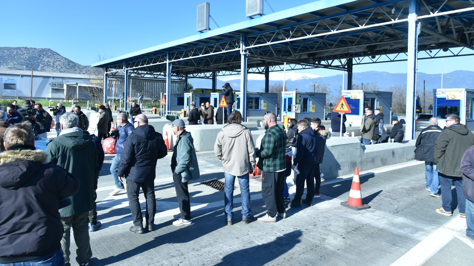 Άνοιξαν τις μπα΄ρες στα διόδια του Μακρυχωρίου και των Σοφάδων αγρότες από τα μπλόκα Νίκαιας και Ε-65 (ΦΩΤΟ)