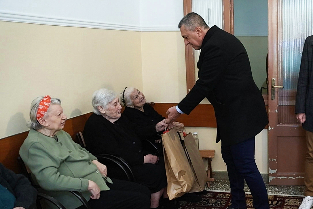 Επίσκεψη του Περιφερειάρχη Θεσσαλίας Δημήτρη Κουρέτα στο Εκκλησιαστικό Γηροκομείο «Άγιος Νικόλαος» στα Μεγάλα Καλύβια