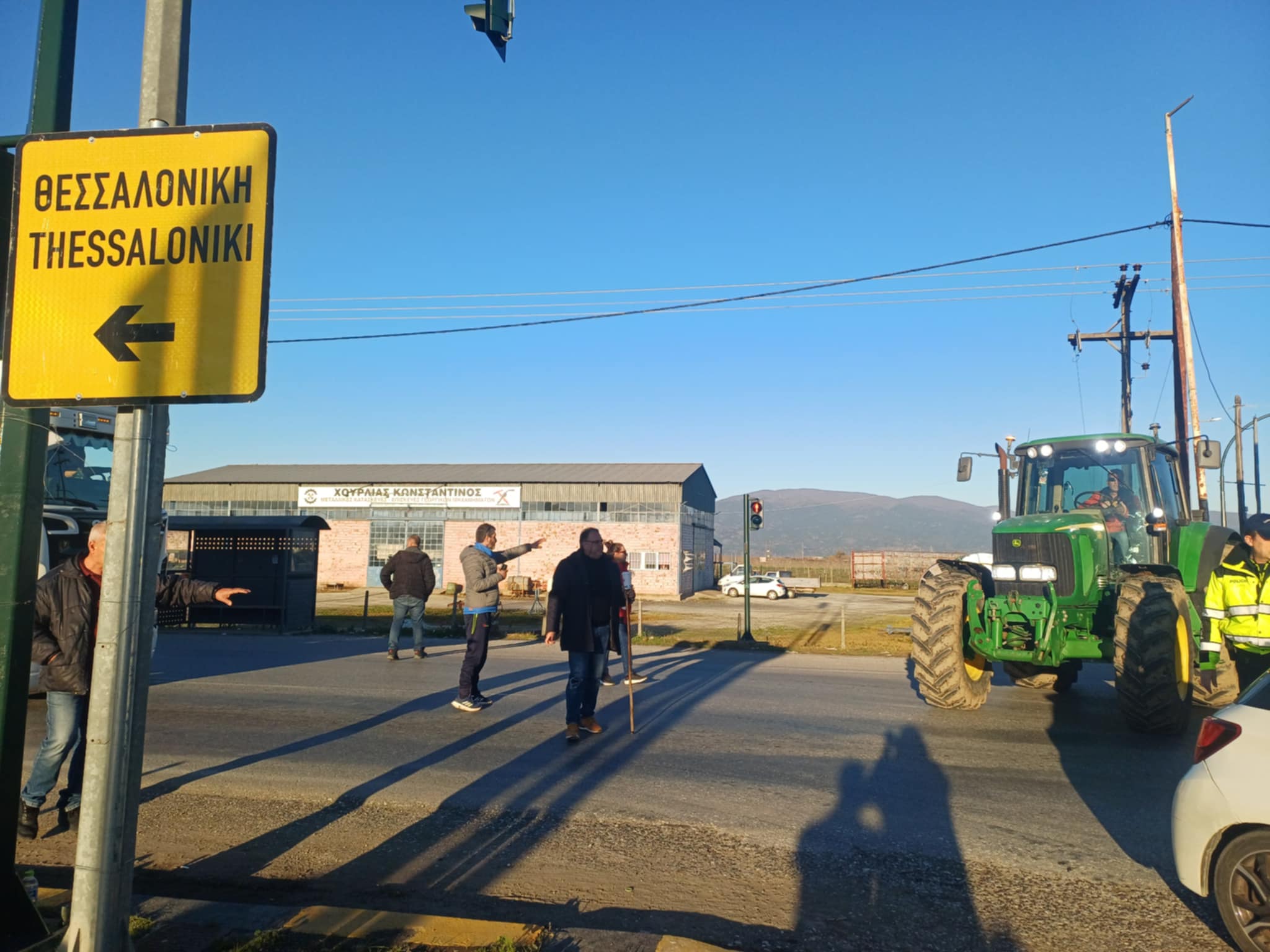 Απε΄κλεισαν την παλιά οδό Λάρισας- Βόλου στο Αχίλλειο οι αγρότες- ουρές από ΙΧ και νταλίκες (ΦΩΤΟ)