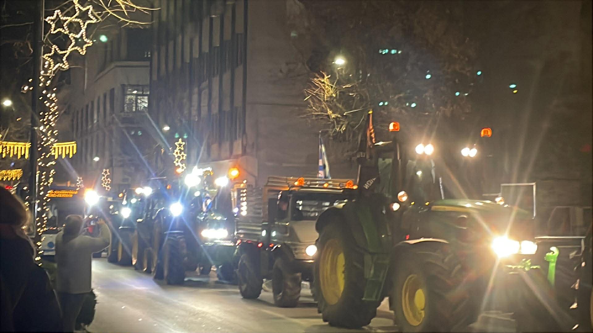 Νέα ...απόβαση τρακτέρ στην κεντρική πλατεία της Λάρισας από το μπλόκο Νίκαιας (ΦΩΤΟ)
