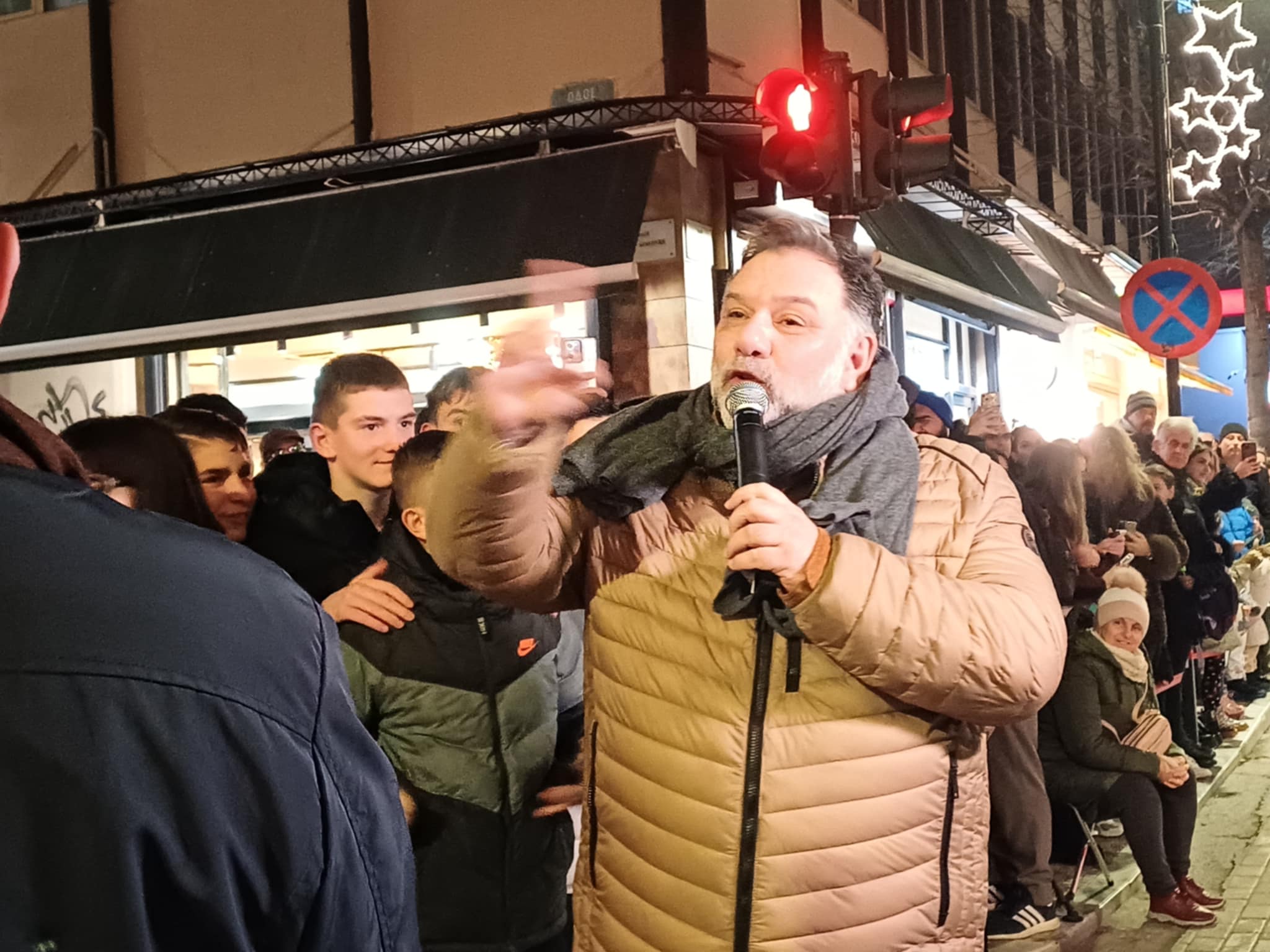 Πλήθος κόσμου στην Παπαναστασίου για τη χριστουγεννιάτικη παρέλαση με σόου Αρναούτογλου(ΦΩΤΟ)