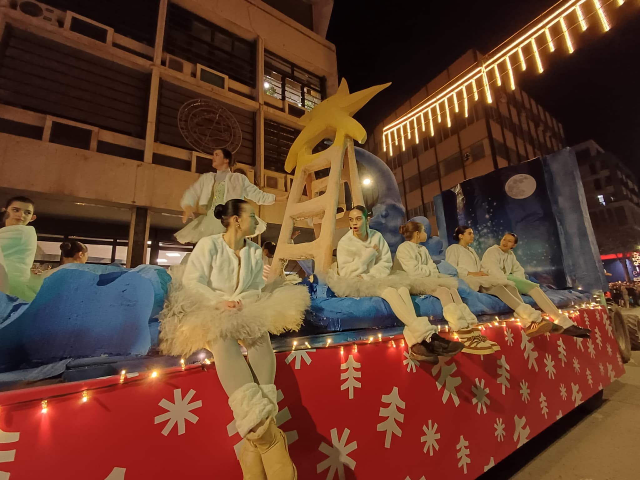 Φαντασμαγορικό θέαμα στη Χριστουγεννιάτικη παρέλαση της Λάρισας (ΦΩΤΟ) -Ζωντανη μετάδοση από Θεσσαλία TV