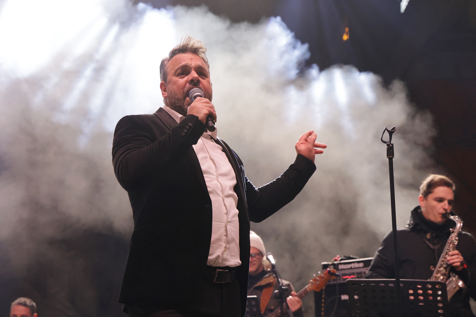 Λαμπερή υποδοχή για το 2026 από τον Δήμο Λαρισαίων με πυροτεχνηματα και συναυλία του Δώρου Δημοσθένους (ΦΩΤΟ+video)