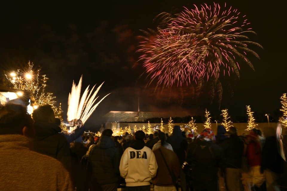 Η Ελλάδα υποδέχτηκε το 2026 με εκδηλώσεις από άκρη σε άκρη της χώρας -live ap;o to S;yntagma