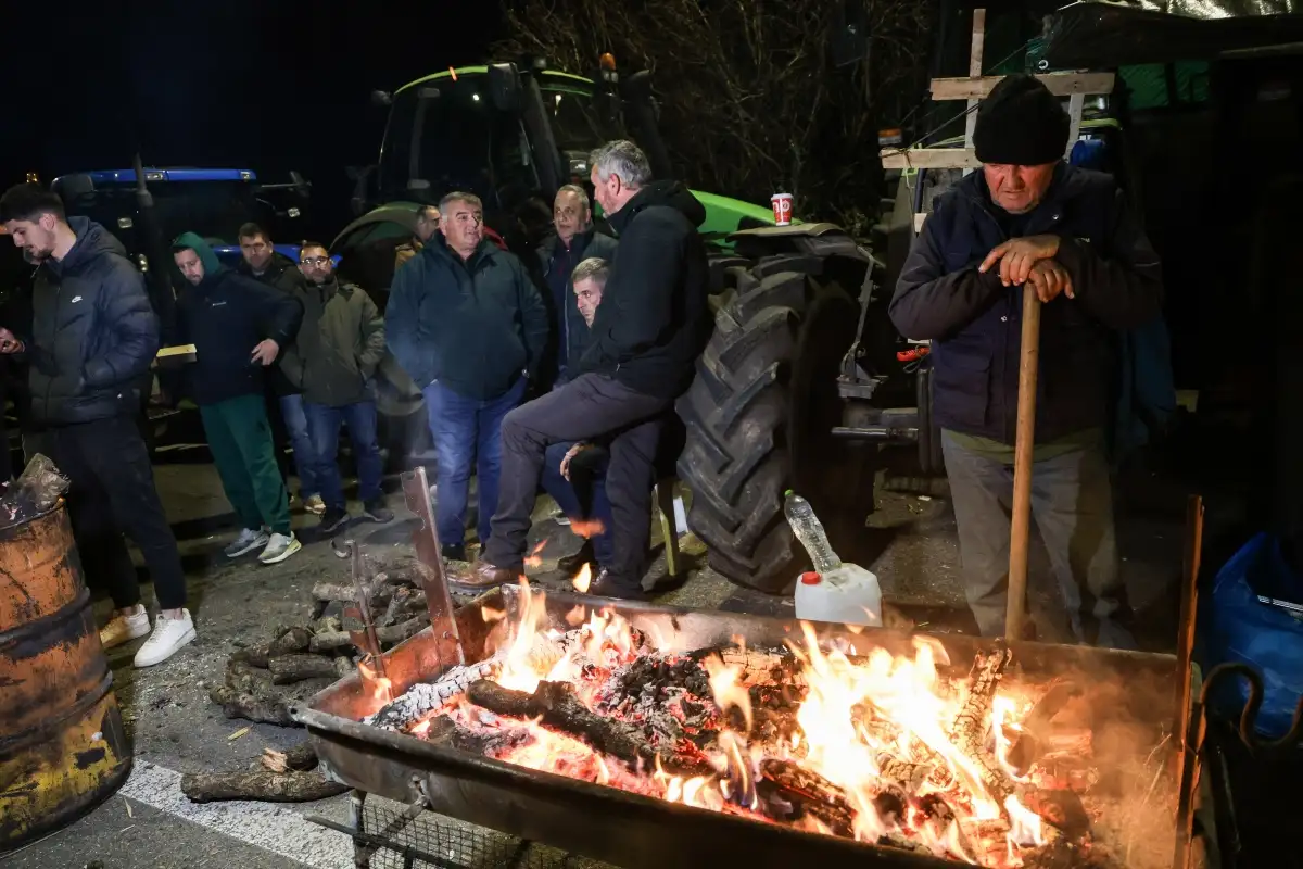 Ρεβεγιόν στους δρόμους για τους αγρότες: Στο μπλόκο της Νίκαιας έστησαν σούβλες με ζεστό κρασί και ζωντανή μουσική (ΦΩTO)