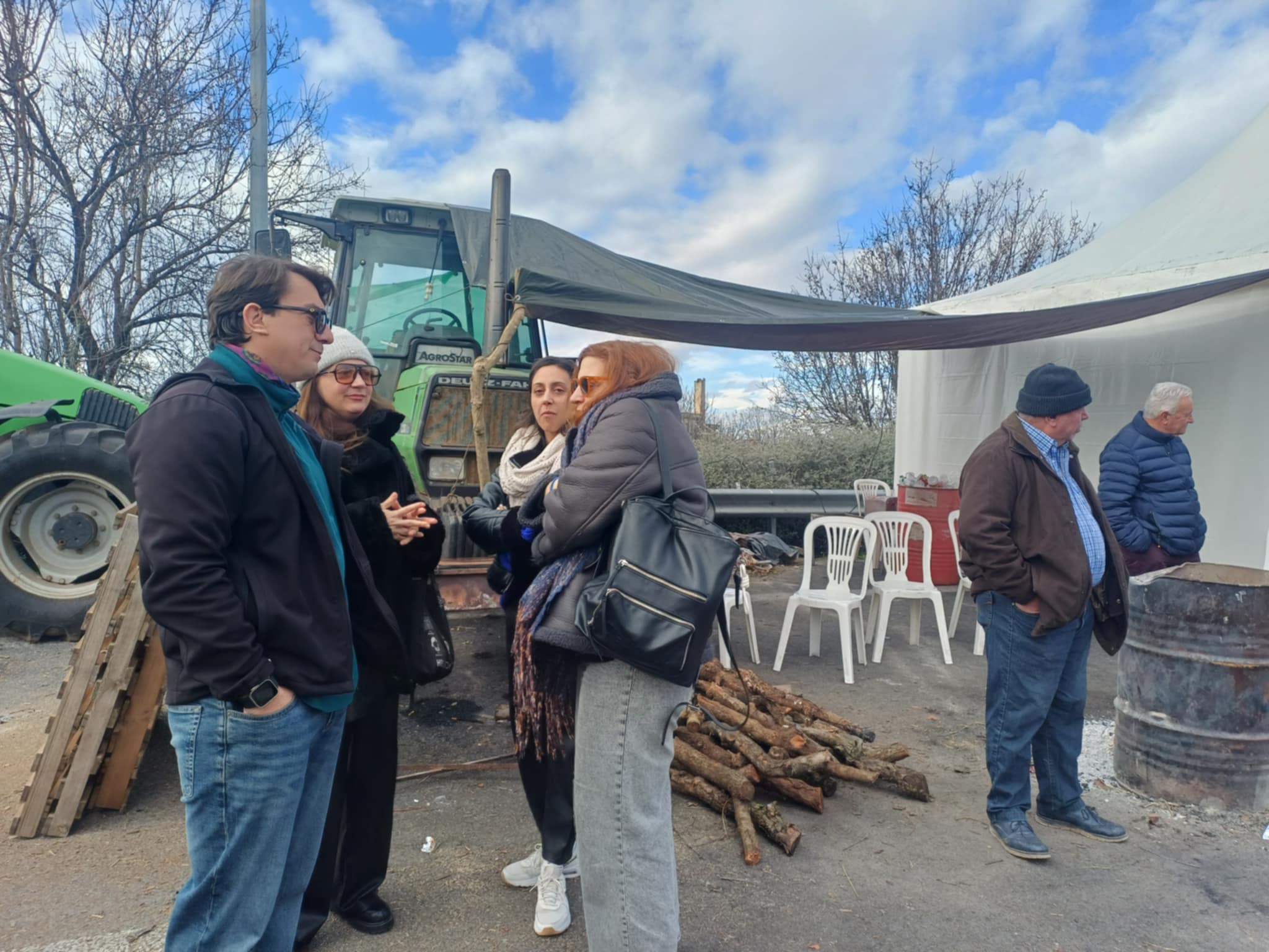 Επίσκεψη συμπαραστασης του Θεσσαλικού Θεάτρου στο μπλόκο της Νίκαιας-ανοικτοί οι δρόμοι για τα Φώτα (ΦΩΤΟ)