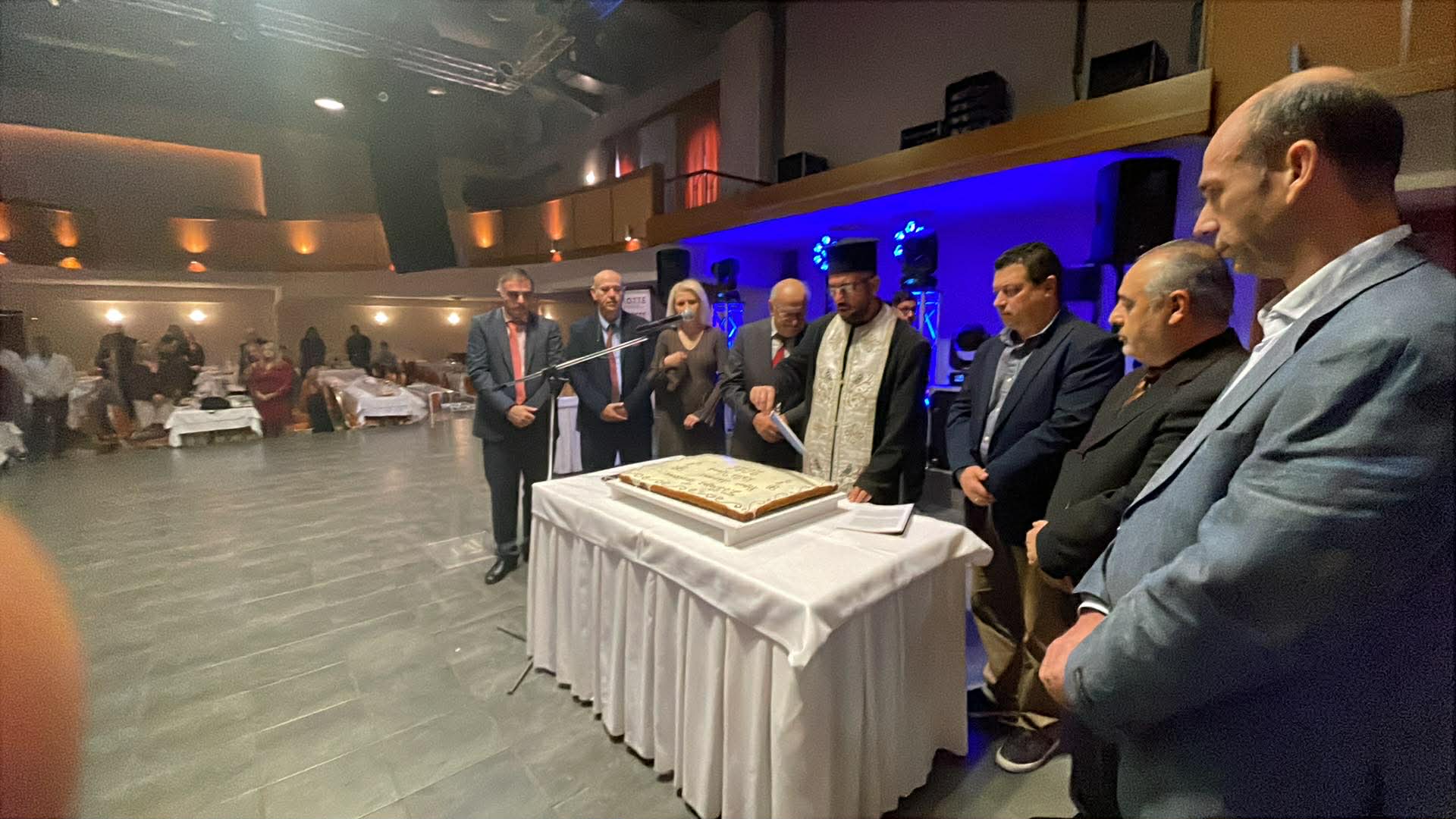 Οι τρίτεκνοι της Λάρισας έκοψαν την πρωτοχρονιάτικη πίτα τους (ΦΩΤΟ)