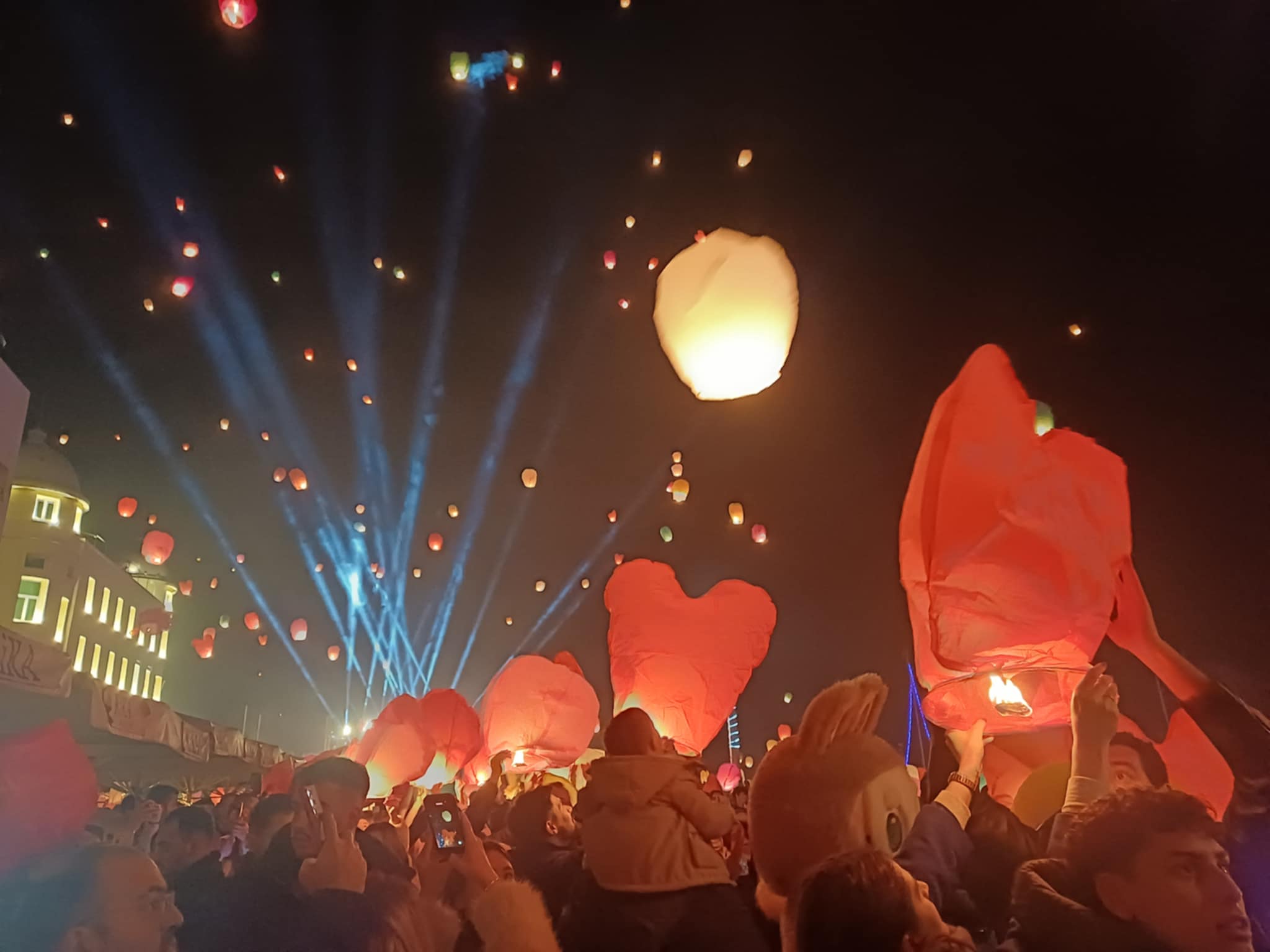 Μοναδικό υπερθέαμα στην παραλία του Βόλου στη βραδιά των φαναριών (ΦΩΤΟ)