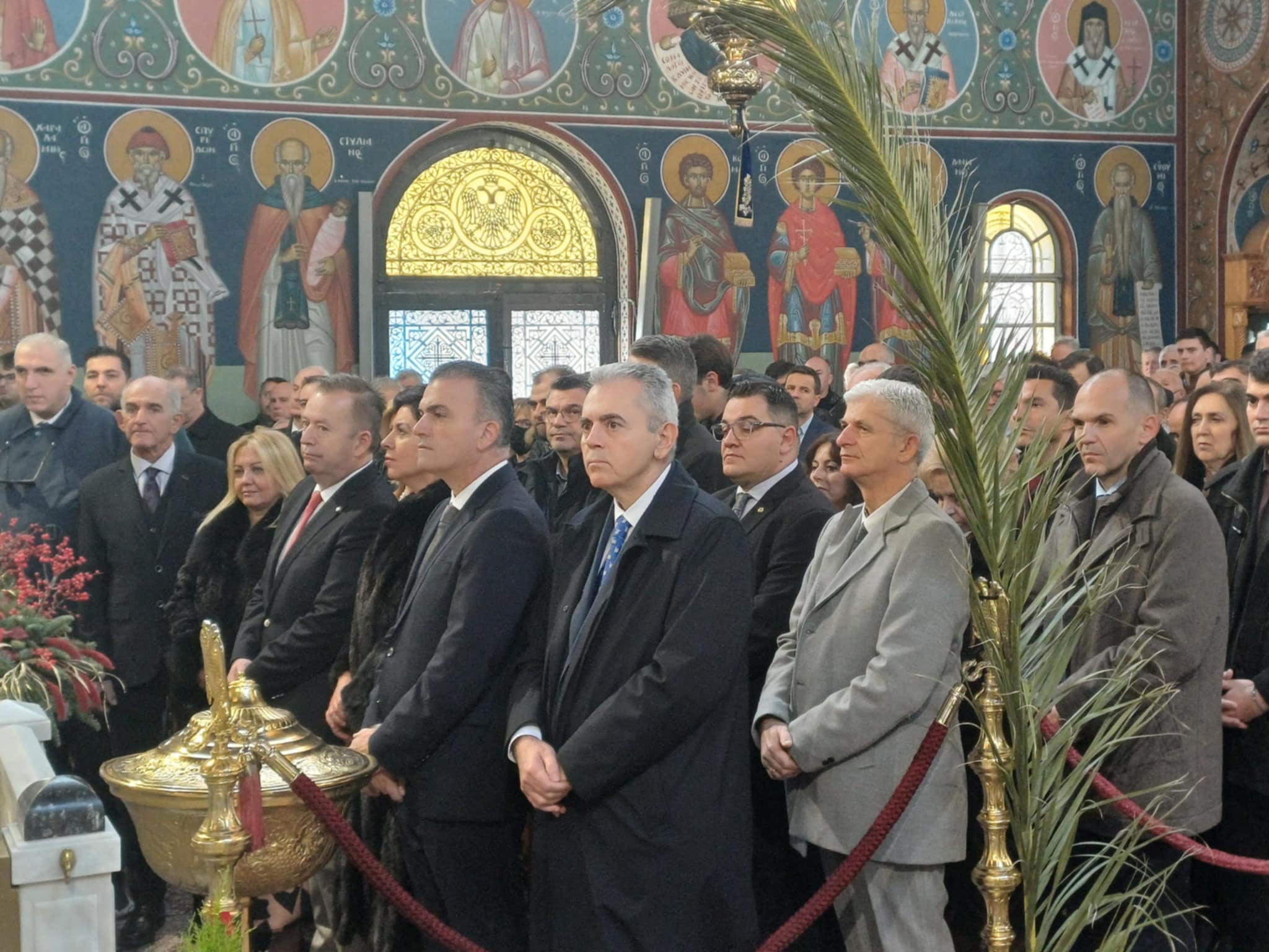 Mε λιακάδα η ρίψη του Σταυρού στον Πηνειό στη Λάρισα- χιλάδες Λαρισαίοι στις όχθες (ΦΩΤΟ+video)