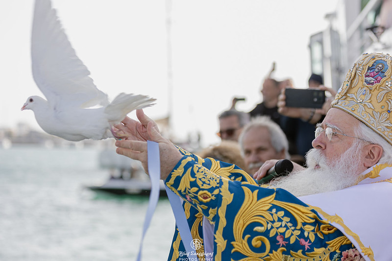 Με λαμπρότητα ο αγιασμός  των υδάτων στον Βόλο (εικόνες)