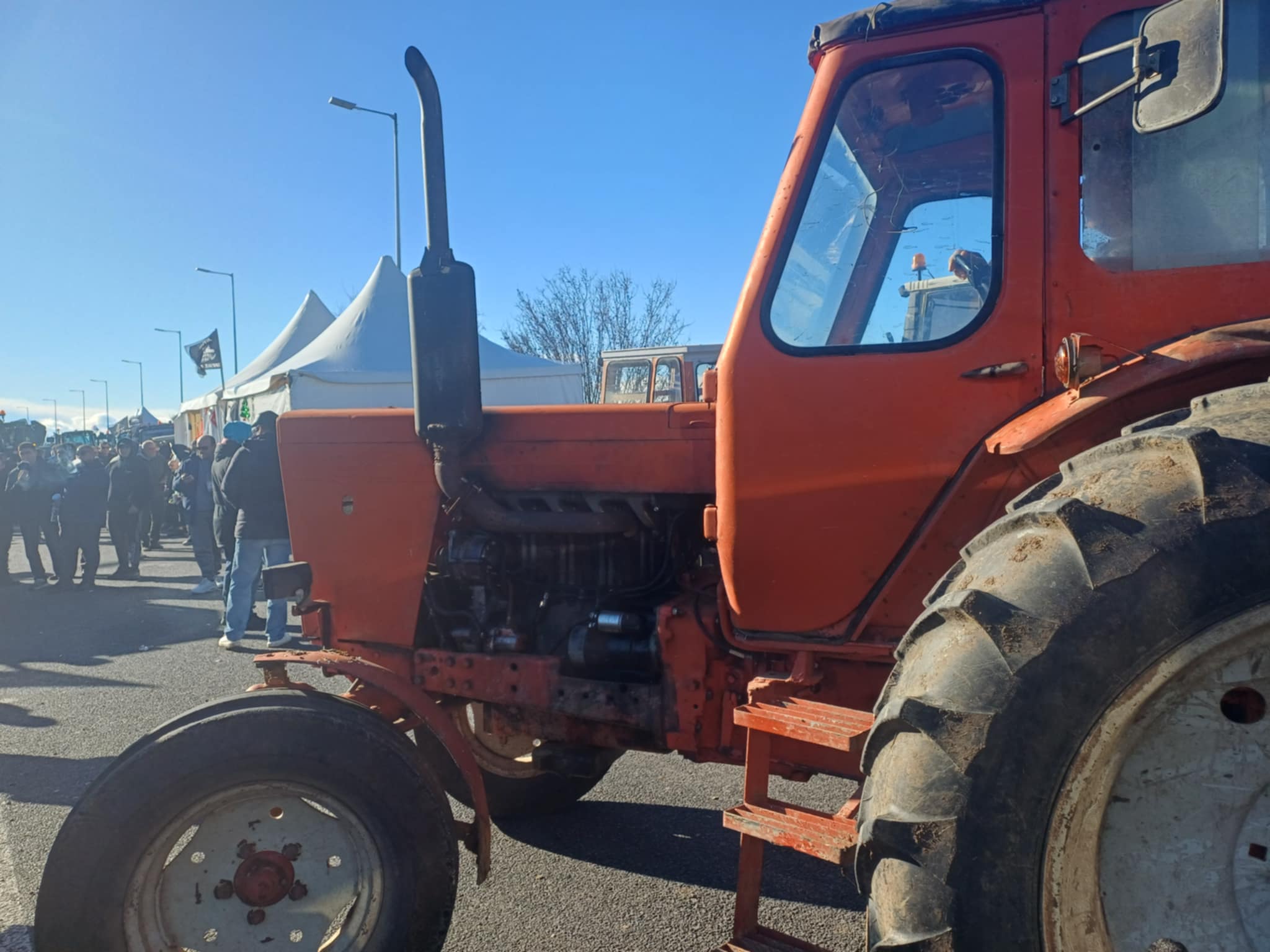 Ξεκίνησαν τα τρακτερ από το μπλόκο Νίκαιας για τον αποκελισμό των σηράγγων στα Τέμπη (ΦΩΤΟ+video)