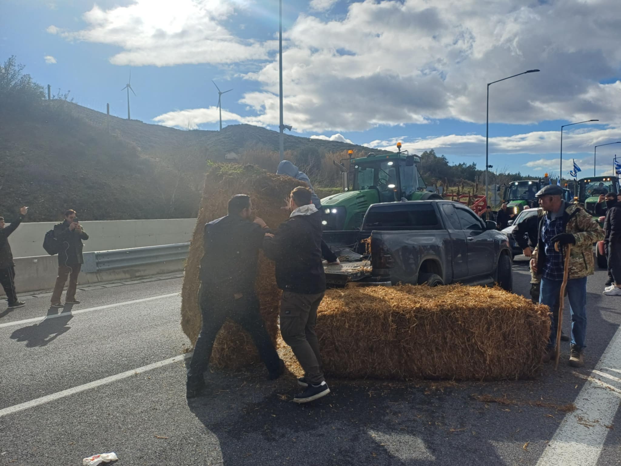 Έκλεισαν τις σήραγγες στα Τέμπη οι αγρότες και καίνε άχυρα στην είσοδο (ΦΩΤΟ+video)