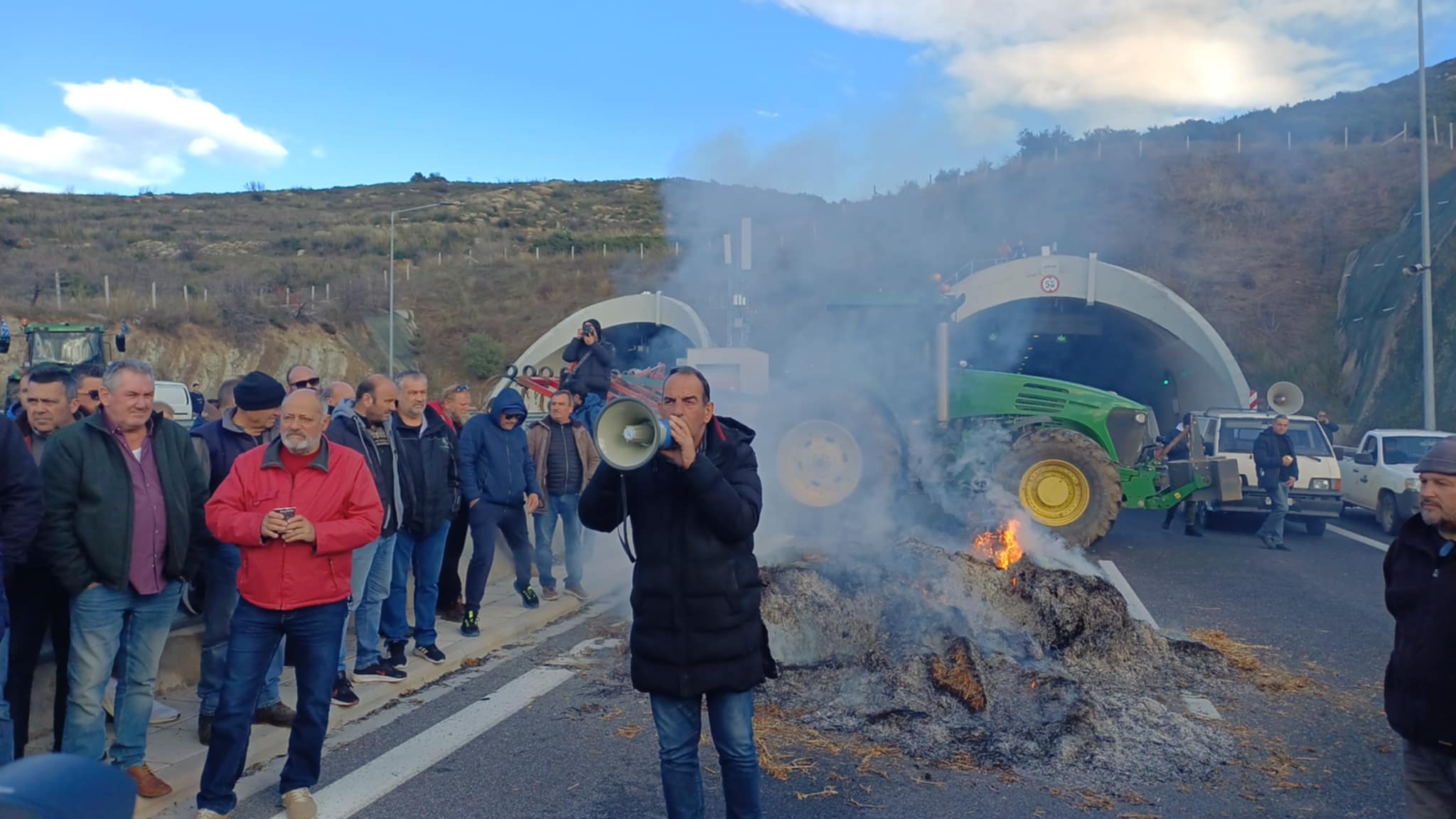 Για 48 ώρες ο αποκλεισμός στα Τέμπη -θα ανάψουν φωτιές τη νύχτα- επιμένουν για συνάντηση με τον πρωθυπουργό (ΦΩΤΟ+ video)