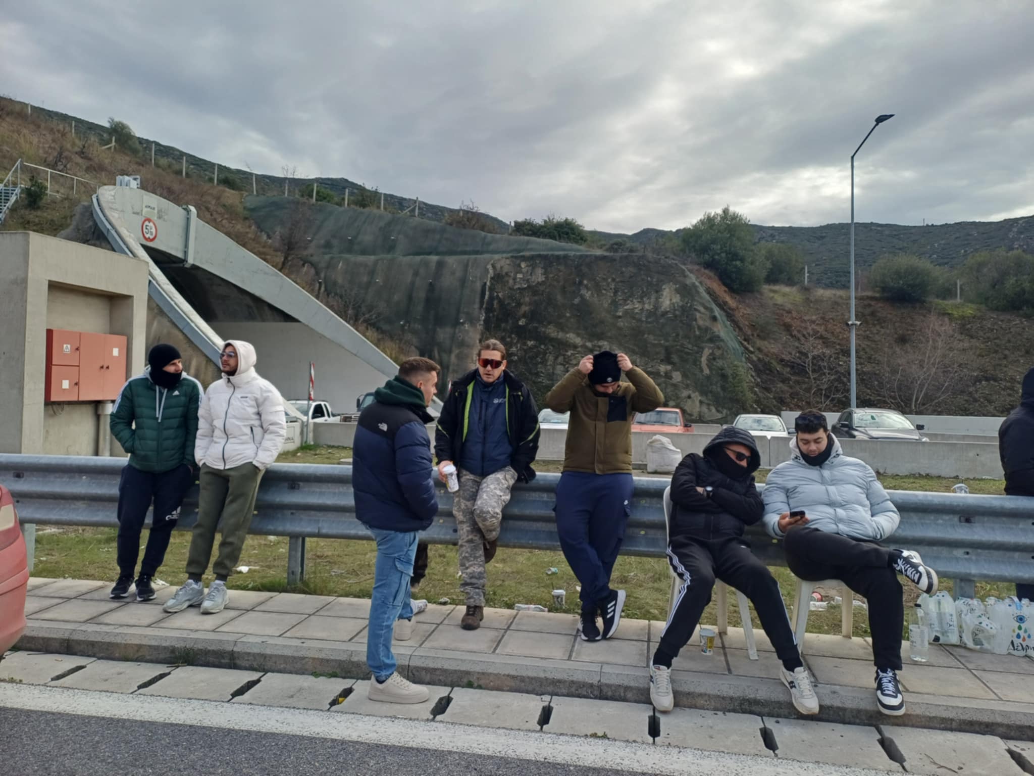 Ετοιμάζονται να αποχωρήσουν από τα Τέμπη οι αγρότες του μπλόκου της Νίκαιας-ξενύχτησαν ανάβοντας φωτιές για το κρύο