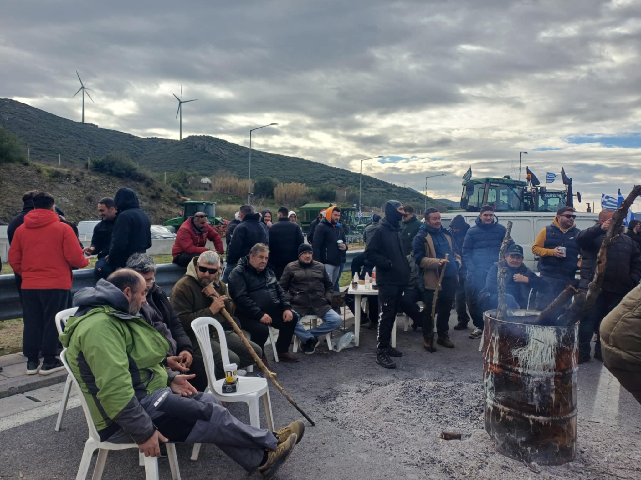 Aποχωρούν από τα Τέμπη τα τρακτερ και επιστρέφουν στο μπλόκο της  Νίκαιας- αύριο μεσημέρι η πανελλαδική των μπλόκων