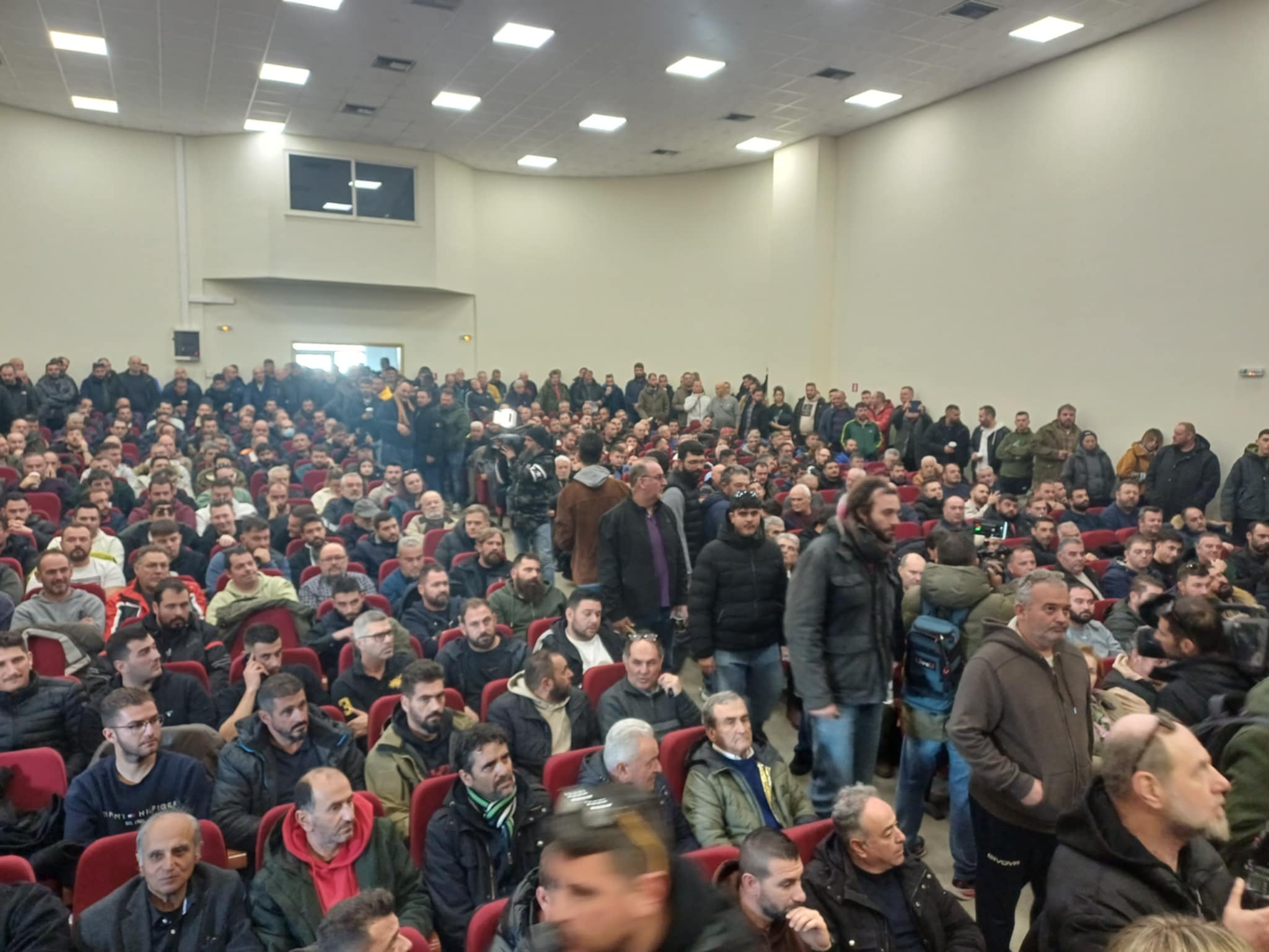 Ξεκίνησε η κρίσιμη συνα΄ντηση της πανελλαδική μπλόκων στη Νίκαια-που θα ορίσει ποιοί θα συναντηθούν με τον πρωθυπουργό(ΦΩΤΟ)