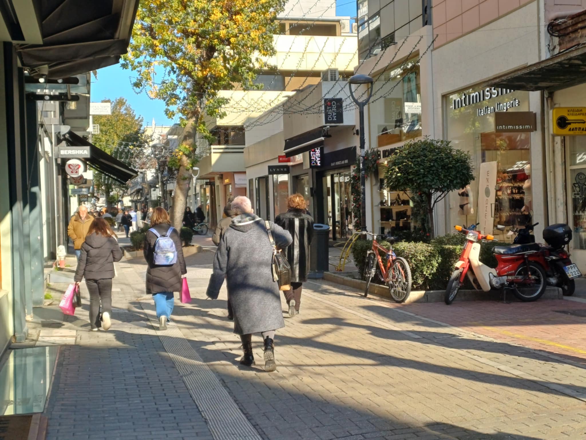 Πάγωσε... η αγορά στην πρεμιέρρα των εκπτώσεων στη Λάρισα (ΦΩΤΟ)