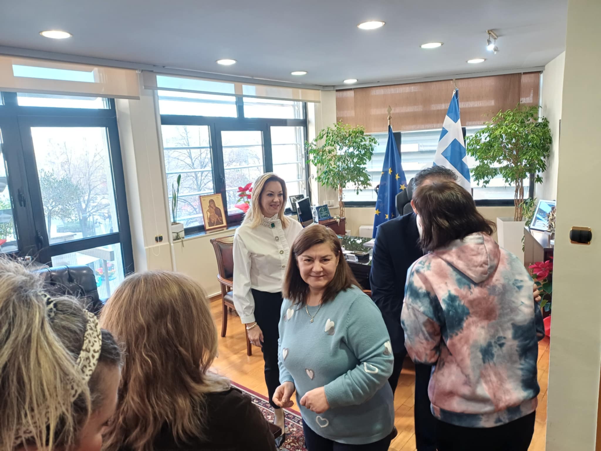 Γέμισε από κόσμο και ευχές το γραφείο του δημάρχου Θανάση Μαμάκου για την ονομαστική του εορτή (ΦΩΤΟ)