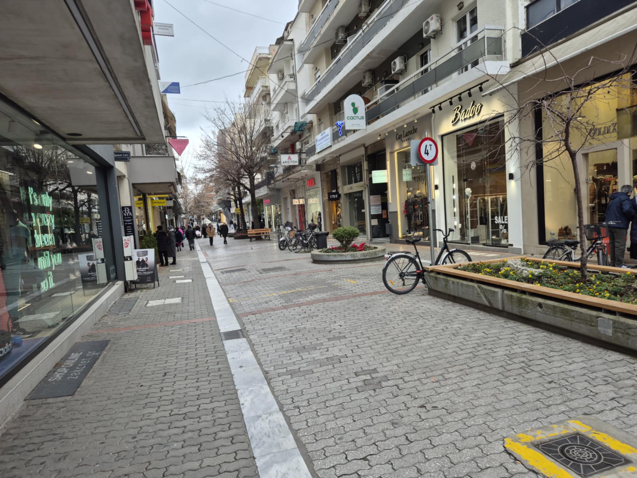 Ανοιχτα΄σήμερα Κυριακή τα μαγαζιά στη Λάρισα, αλλά περιορισμένη η κίνηση λόγω κρύου (ΦΩΤΟ)