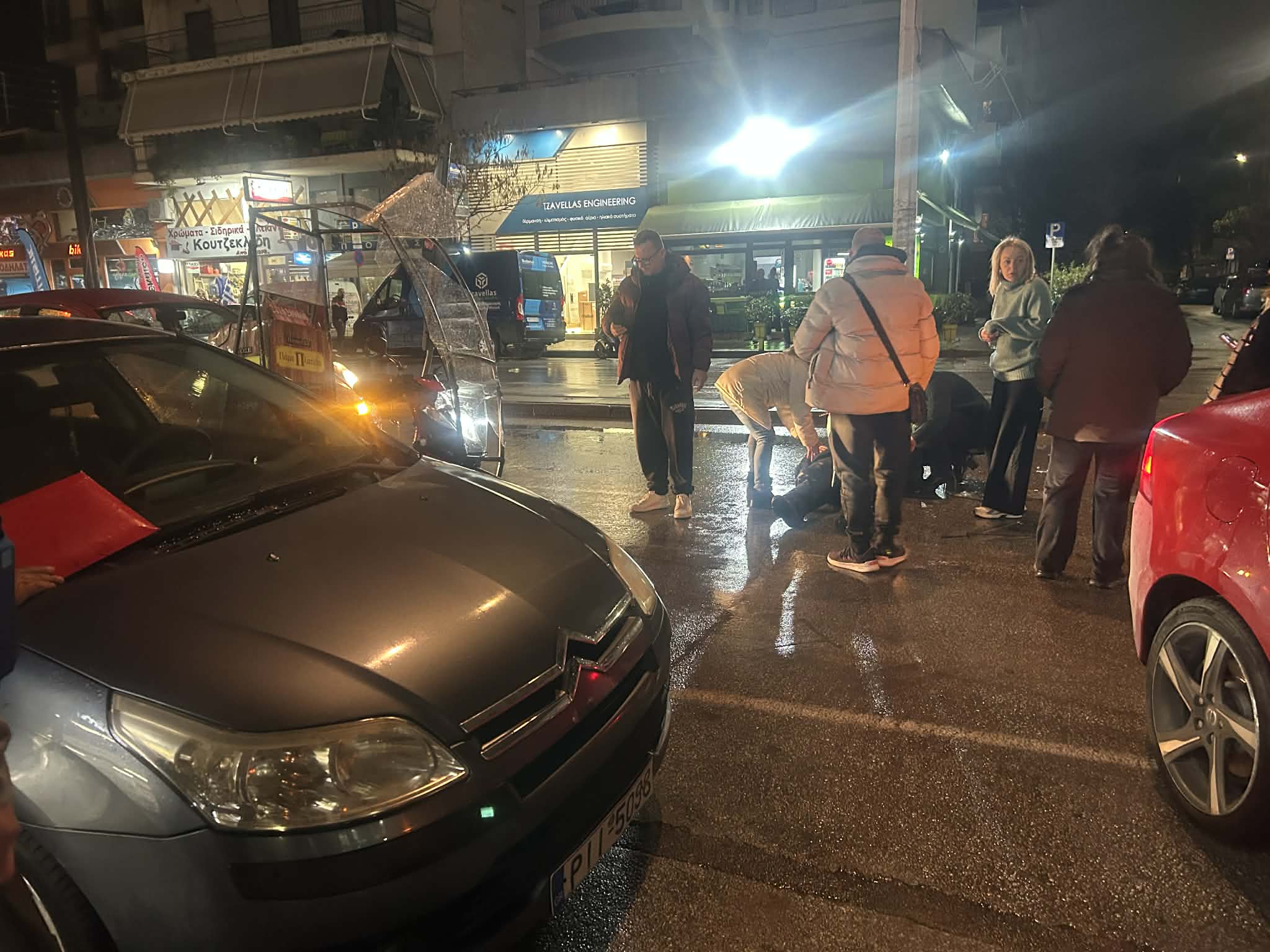 Τραυματίας πριν λίγο ντελιβεράς σε τροχαίο με ΙΧ στην Ηρώων Πολυτεχνείου (ΦΩΤΟ)