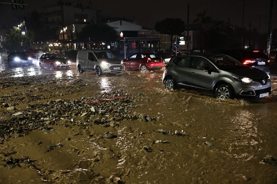 Κακοκαιρία: Νεκρή γυναίκα στην Άνω Γλυφάδα -Παρασύρθηκε από ορμητικά νερά, εγκλωβίστηκε κάτω από όχημα