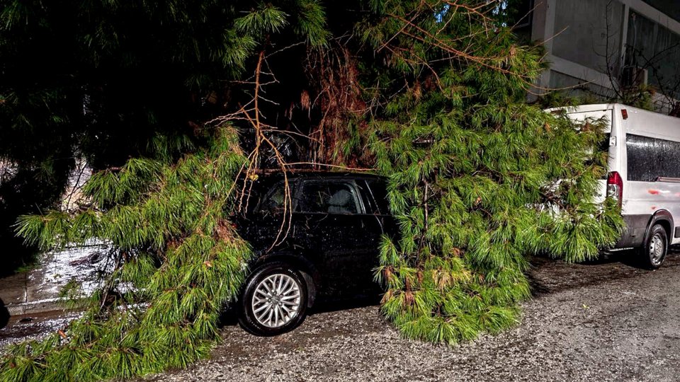 Δύο νεκροί από την κακοκαιρία που σάρωσε τη χώρα -Σοβαρά προβλήματα στην Αττική, δρόμοι χείμαρροι, απίστευτες εικόνες