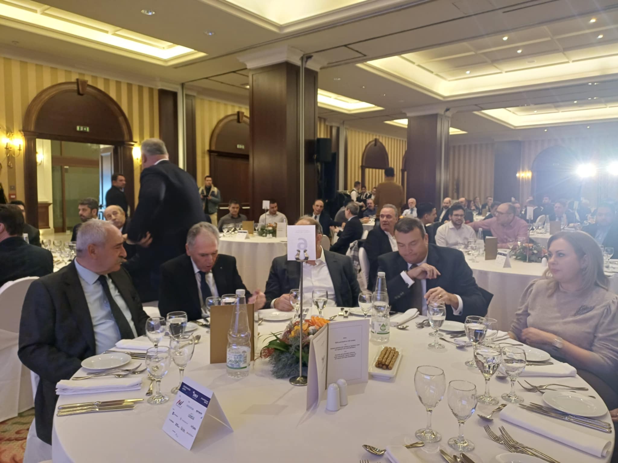 Στουρνάρας στο δείπνο του ΣΘΕΒ: Η ελληνική οικονομία βαδίζει στο σωστό δρόμο σε ένα χαοτικό διεθνές περιβάλλον