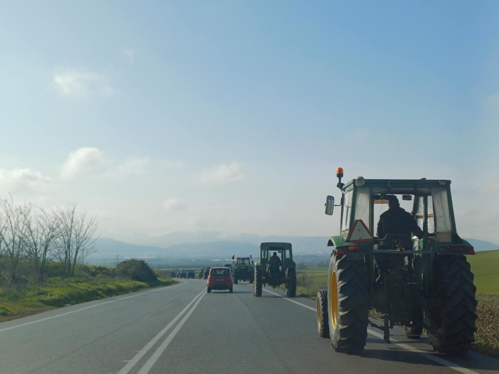 Σε ένα μεγάλο κομβόϊ επιστρέφουν τα τρακτερ των Φαρσάλων από το μπλόκο της Νίκαιας (ΦΩΤΟ)