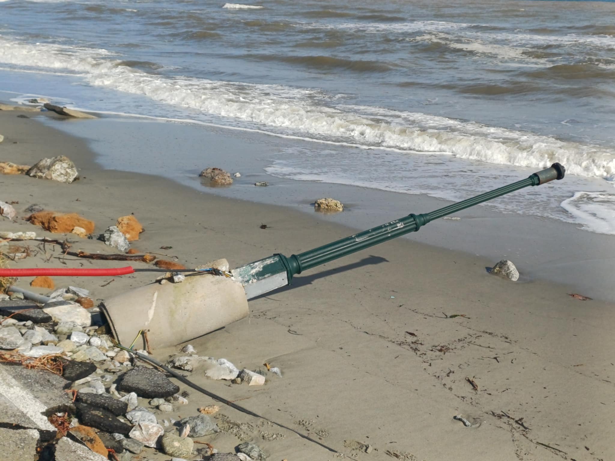 Θ΄-αλασσα και στεριά έγινα ένα στα παράλια του Δήμου Τεμπών από τη χθεσινή καταιγίδα (ΦΩΤΟ+video)