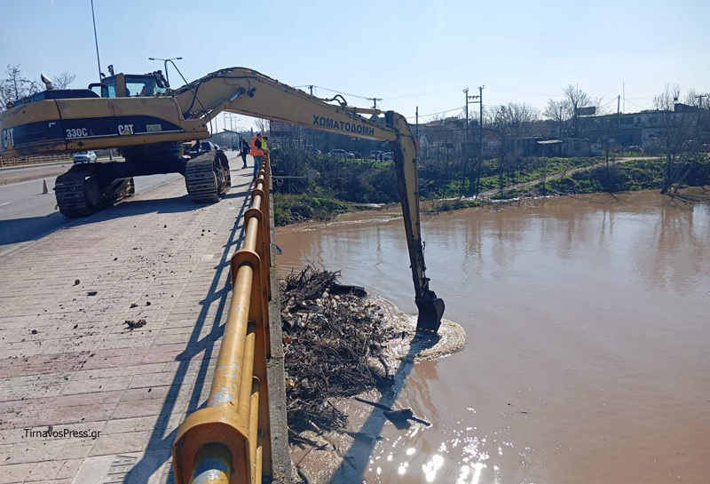 Επιχείρηση απομάκρυνσης φερτών στον Πηνειό στη γέφυρα Γιάννουλης- διεφυγε τον κίνδυνο η Λάρισα (ΦΩΤΟ+video)