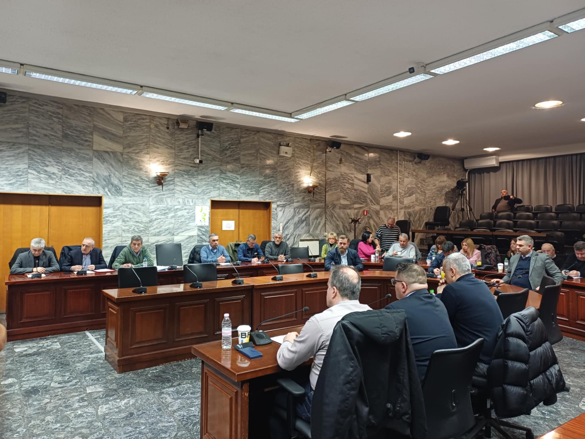 Συνεδρίασε το δημοτικό συμβούλιο Λάρισας με 16 θέματα στην ημερήσια διάταξη- ενός λεπτού σιγή στην έναρξη (ΦΩΤΟ)