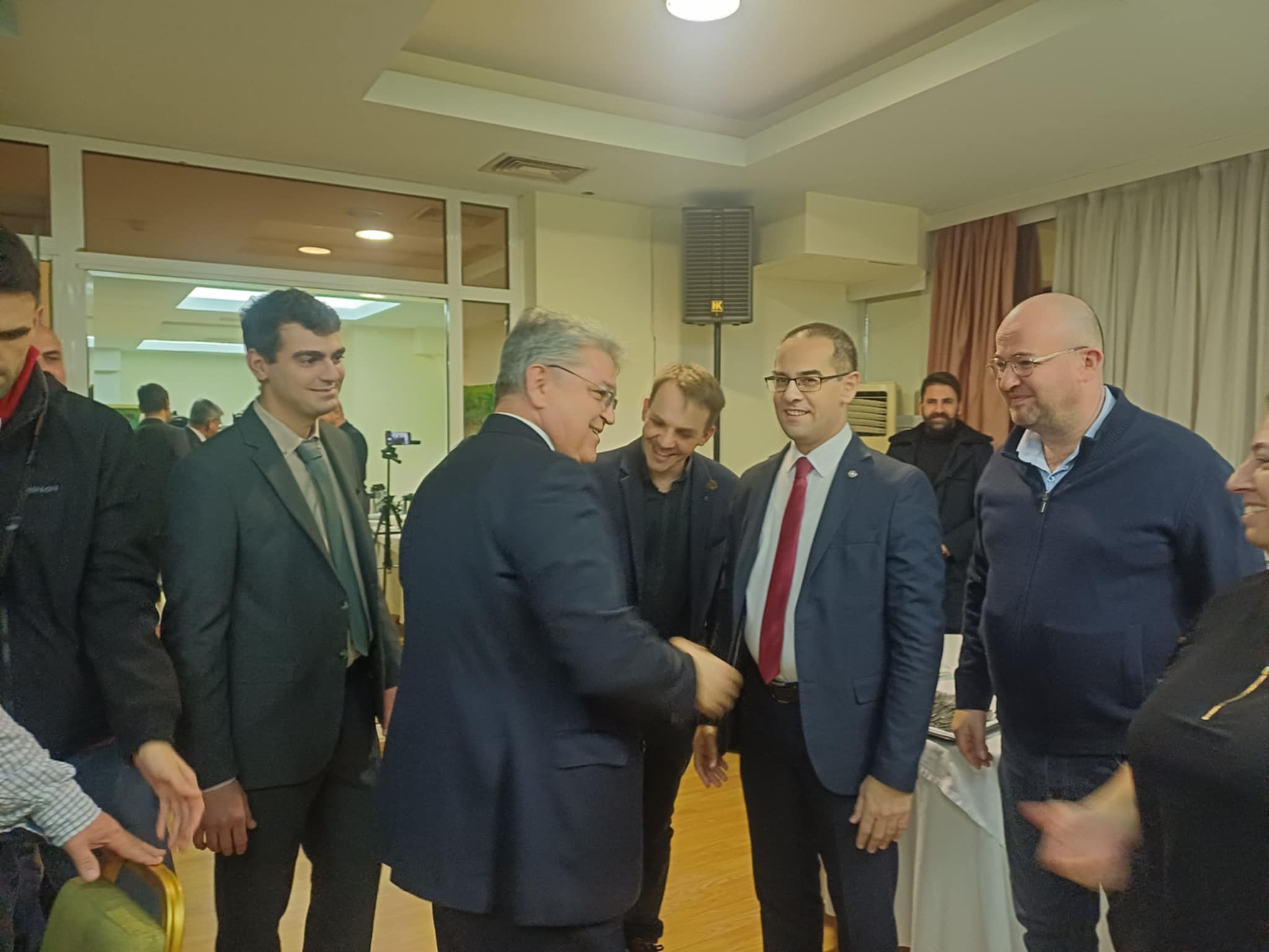 Η κοπή της πρωτοχρονιάτικης πίτας της ΝΙΚΗΣ παρουσία Νατσιού στη Λάρισα (ΦΩΤΟ+video)