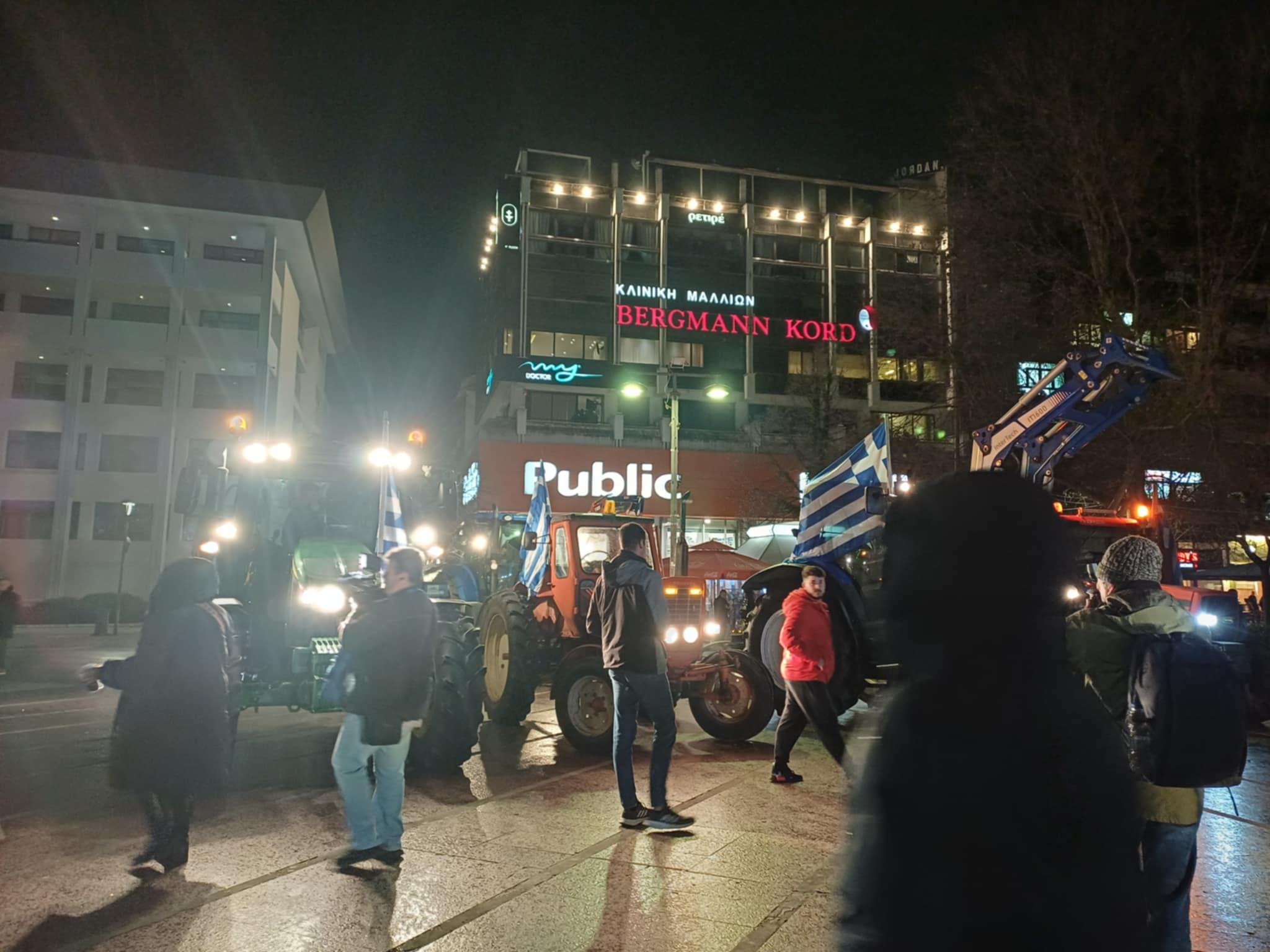 Ξεσήκωσαν το κέντρο της Λάρισας τα τρακτερ των αγροτών- προέρτια για το συλλαλητήριο της Παρτασκευής στην Αθήνα (ΦΩΤΟ+video)