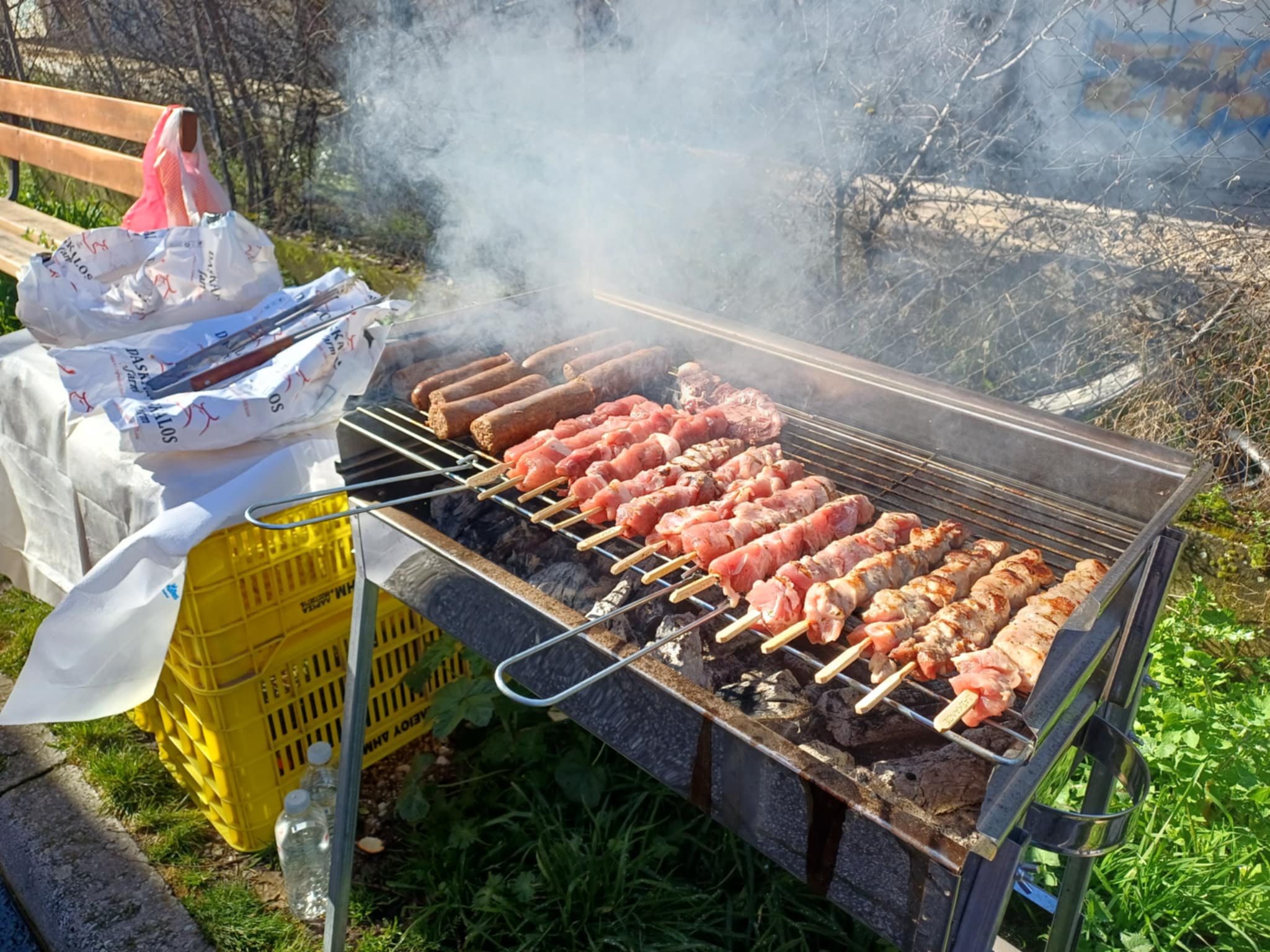Παίρνεις πορτοκάλια, mpr;okola  κι ένα σουβλάκι δωρο στη Λαϊκή της Θεοφράστου!- το τσικνίζουν οι παραγωγοί (ΦΩΤΟ)