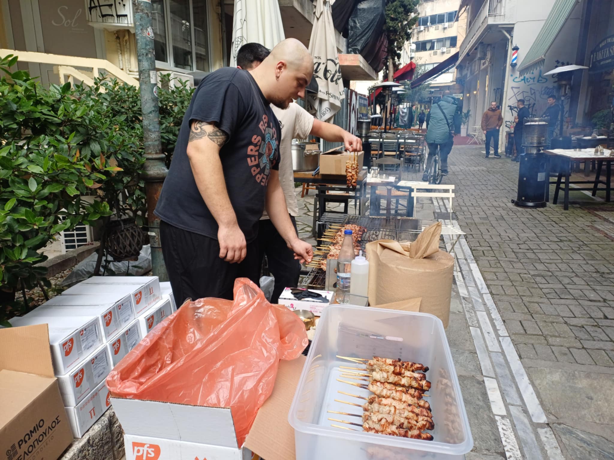 Το τσικνίζουν οι Λαρισαίοι με τους ήχους κλαρίνων- πήραν φωτιά οι ψησταριές(ΦΩΤΟ+video)