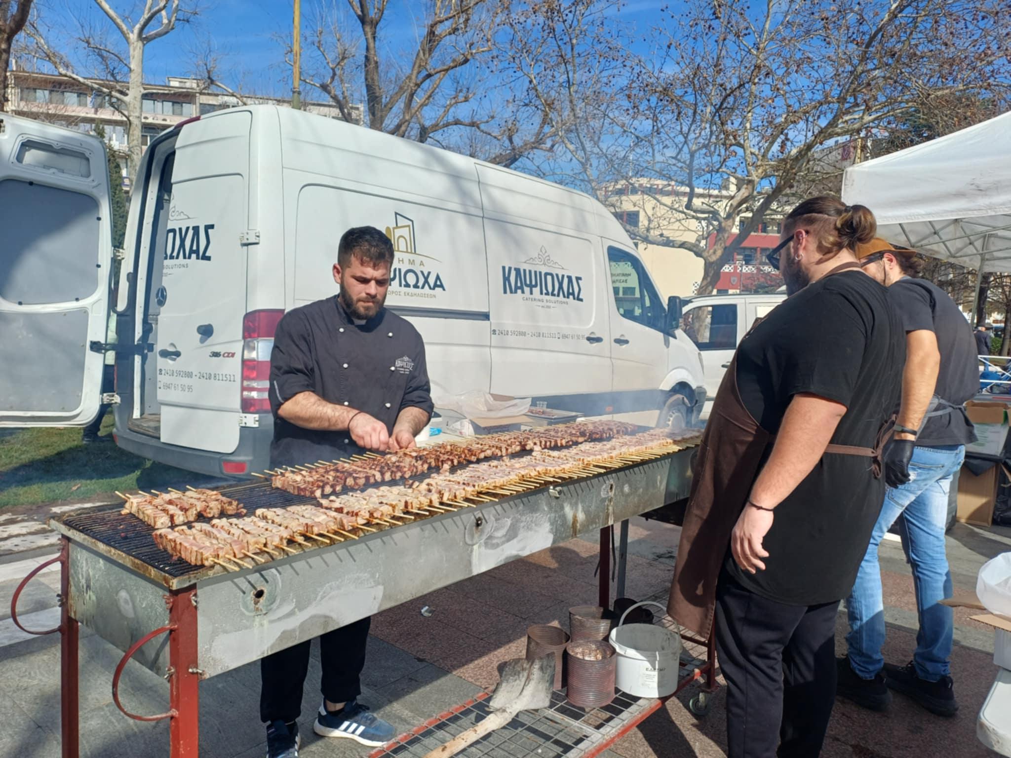 Άναψε το κέφι στην κεντρική πλατεία  με Τόνι Σφίνο, Αντωνέλα, σουβλάκι και κρασί (ΦΩΤΟ+video)